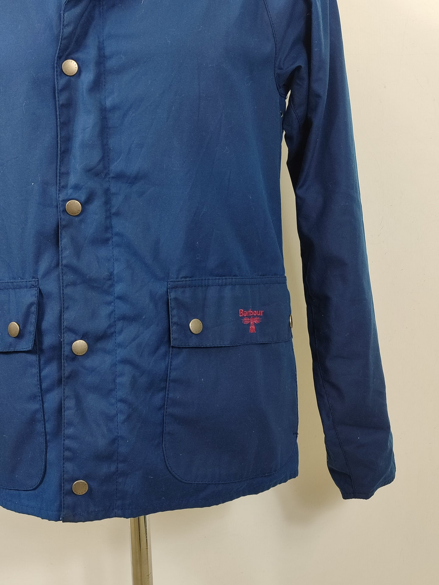 Giacca da uomo Barbour cerata blu corta con cappuccio XSmall-Man Beacon Pass Wax blue jacket