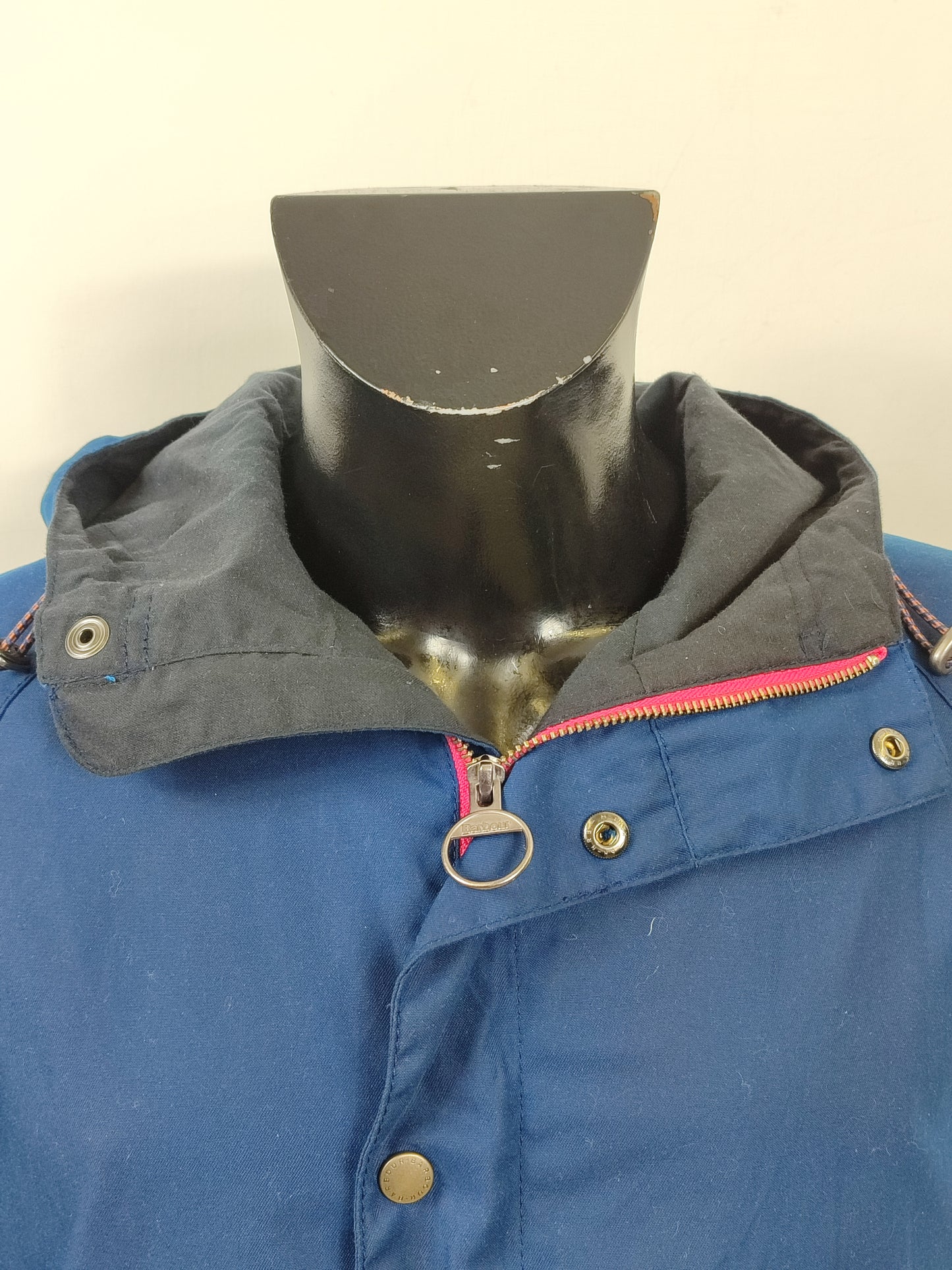 Giacca da uomo Barbour cerata blu corta con cappuccio XSmall-Man Beacon Pass Wax blue jacket