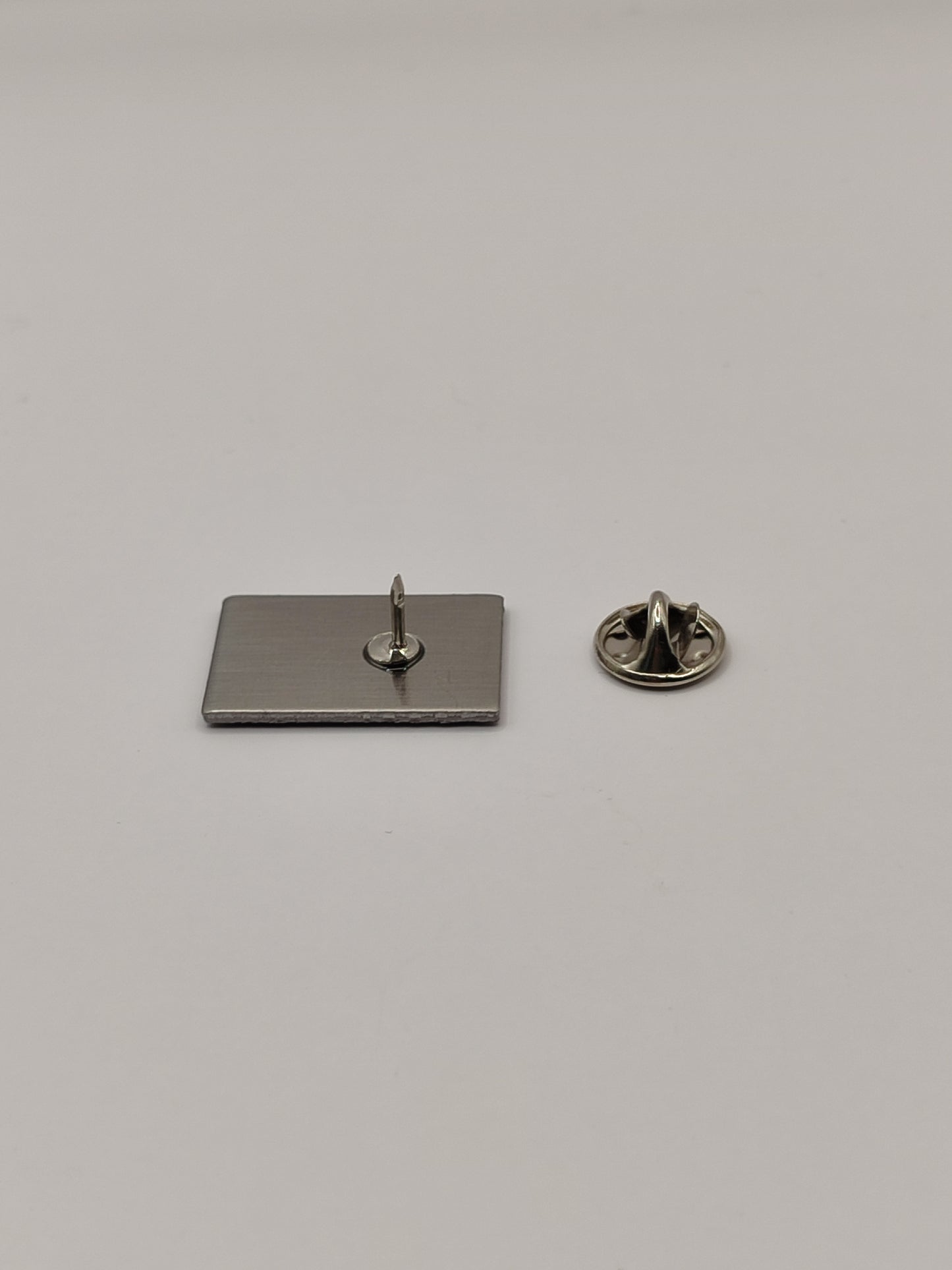 Spilla Vintage Barbour International nera con bandiere- Black Barbour International Pin