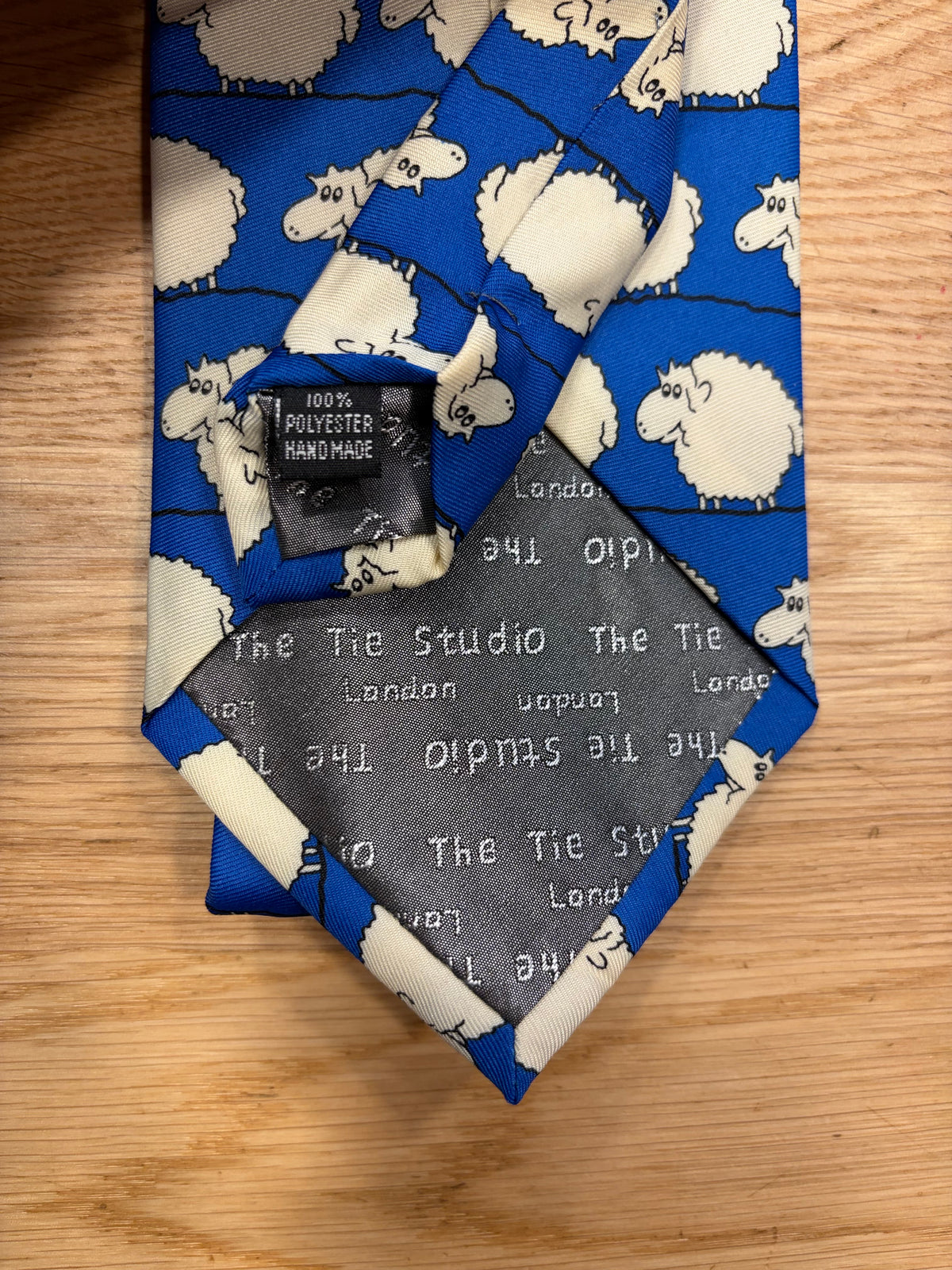 Cravatta inglese blu indigo con pecore Black Sheep - English Black Sheep Tie