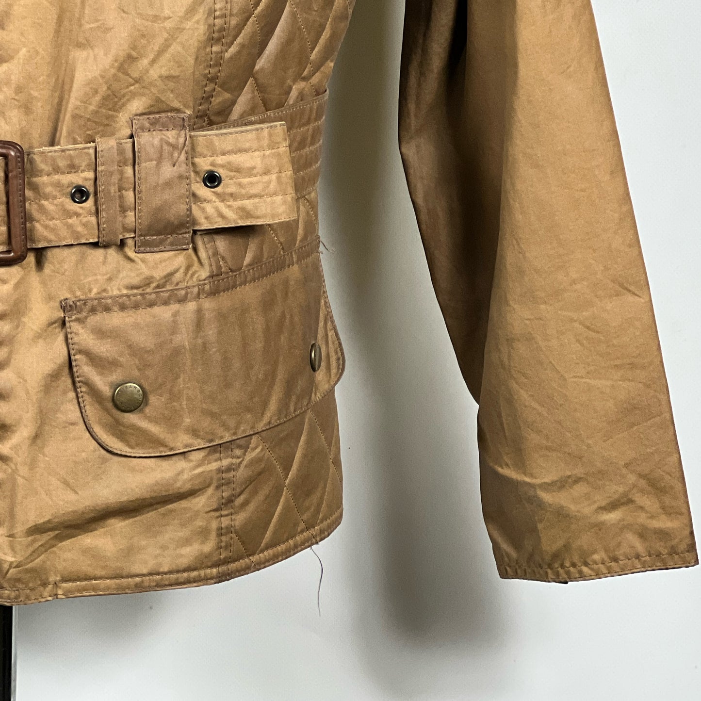 Giacca Barbour International corta da donna beige UK14 -Beige wax jacket size UK14 with belt M