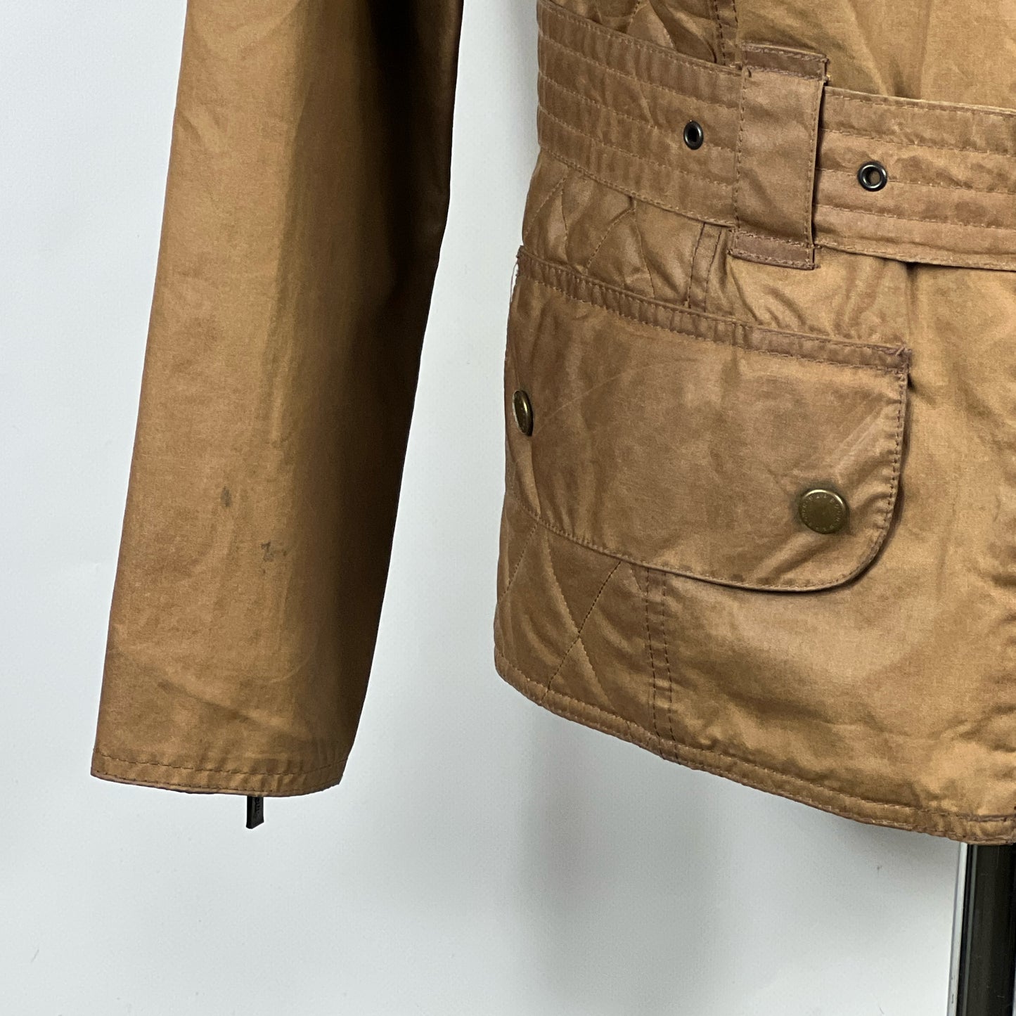 Giacca Barbour International corta da donna beige UK14 -Beige wax jacket size UK14 with belt M