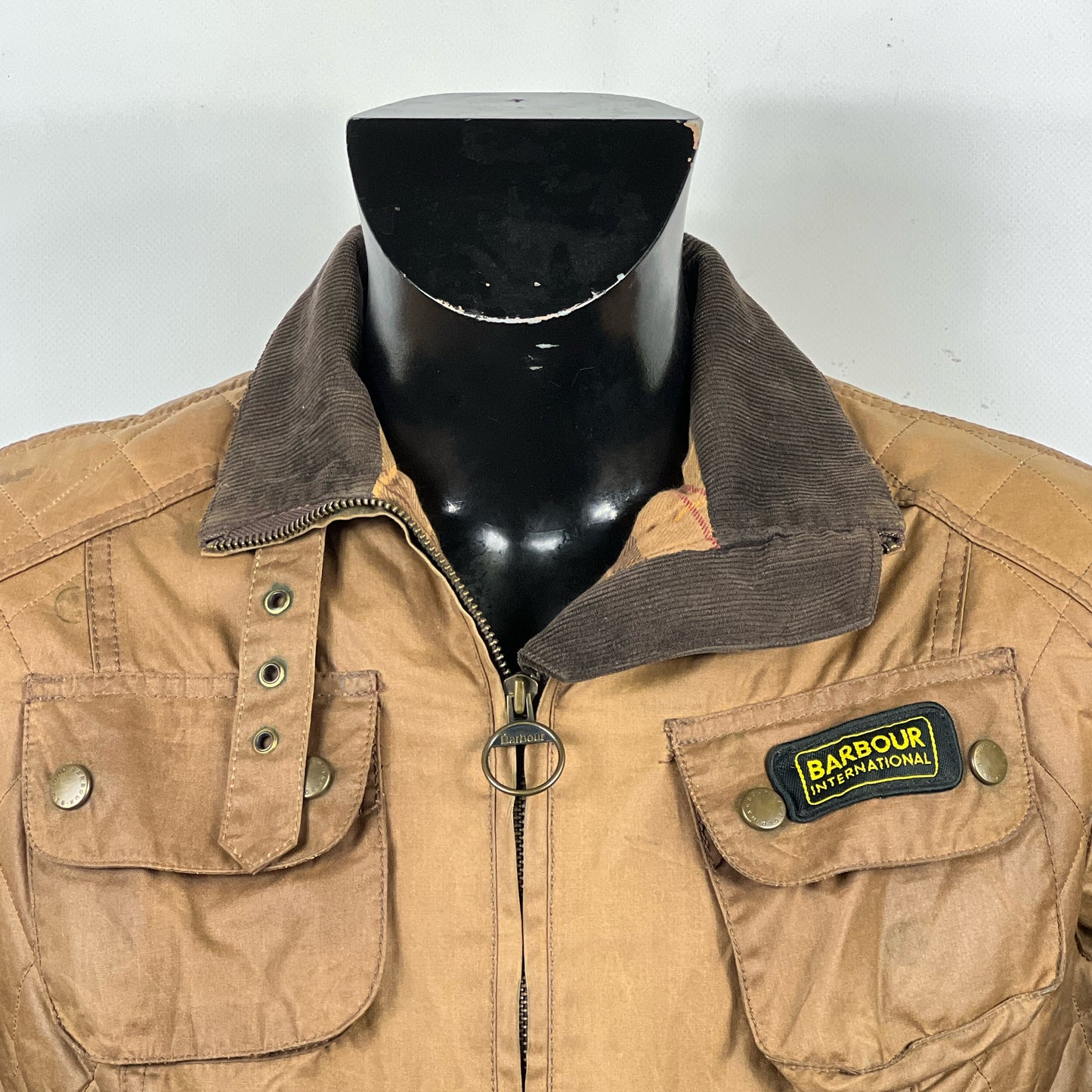 Giacca Barbour International corta da donna beige UK14 -Beige wax jacket size UK14 with belt M