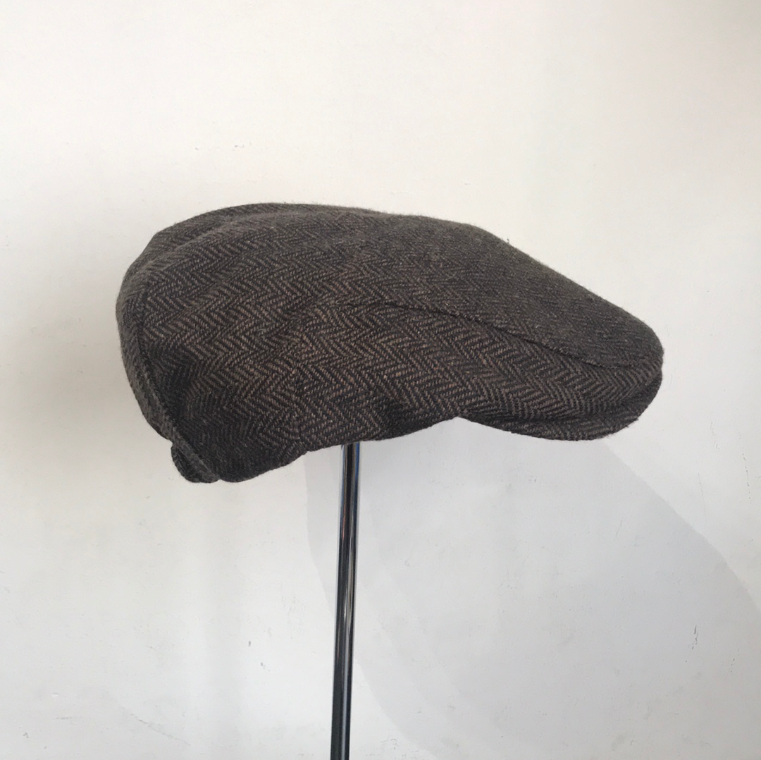 Coppola nuova inglese in lana disponibile in due misure trama spigata colore marrone - New English Brown flat cap - Shop In London