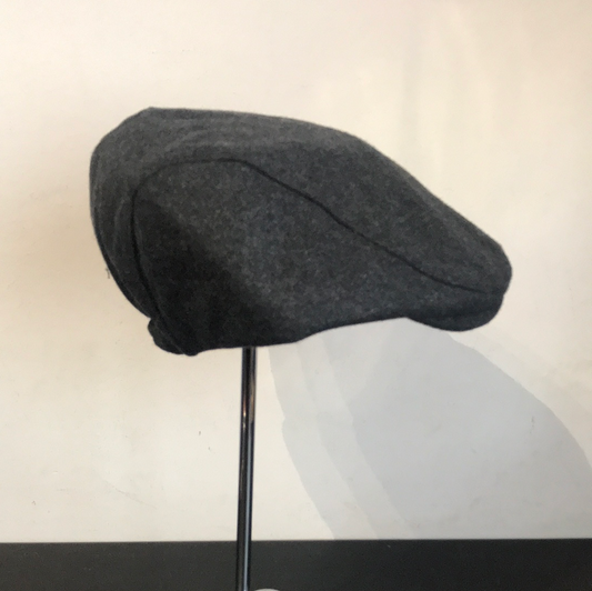 Coppola nuova inglese in lana grigio scuro disponibile in due misure - New English Flat Cap - Shop In London
