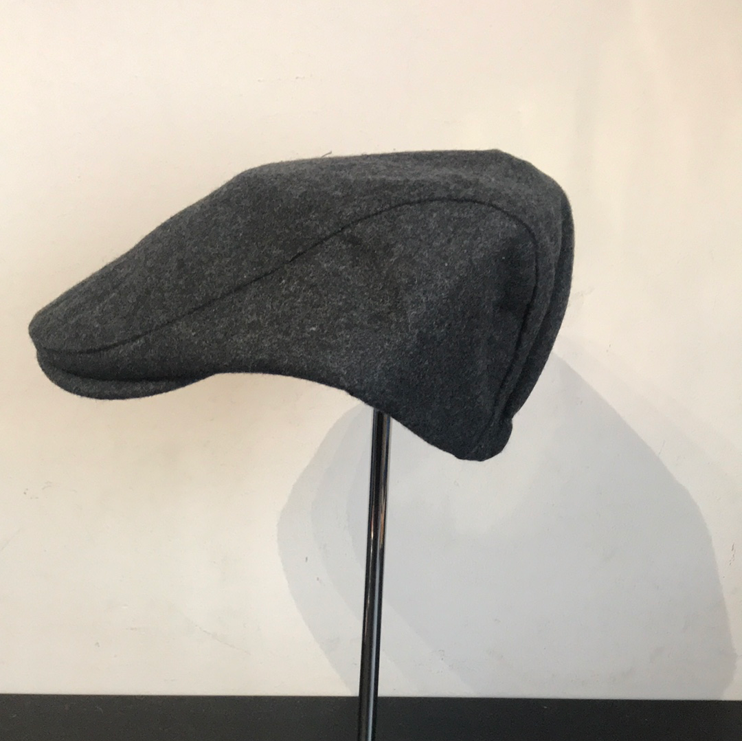 Coppola nuova inglese in lana grigio scuro disponibile in due misure - New English Flat Cap - Shop In London