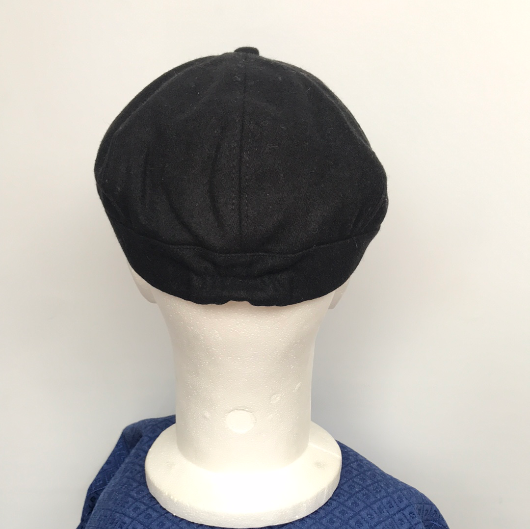 Coppola nera nuova in lana a otto spicchi con bottone piccolo di colore nero - Shop In London
