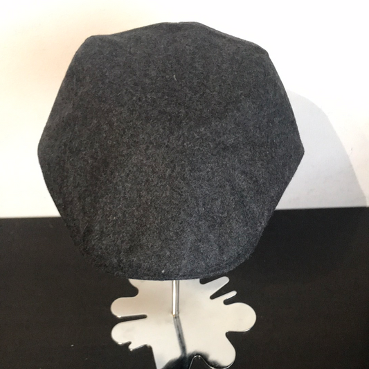 Coppola nuova inglese in lana grigio scuro disponibile in due misure - New English Flat Cap - Shop In London