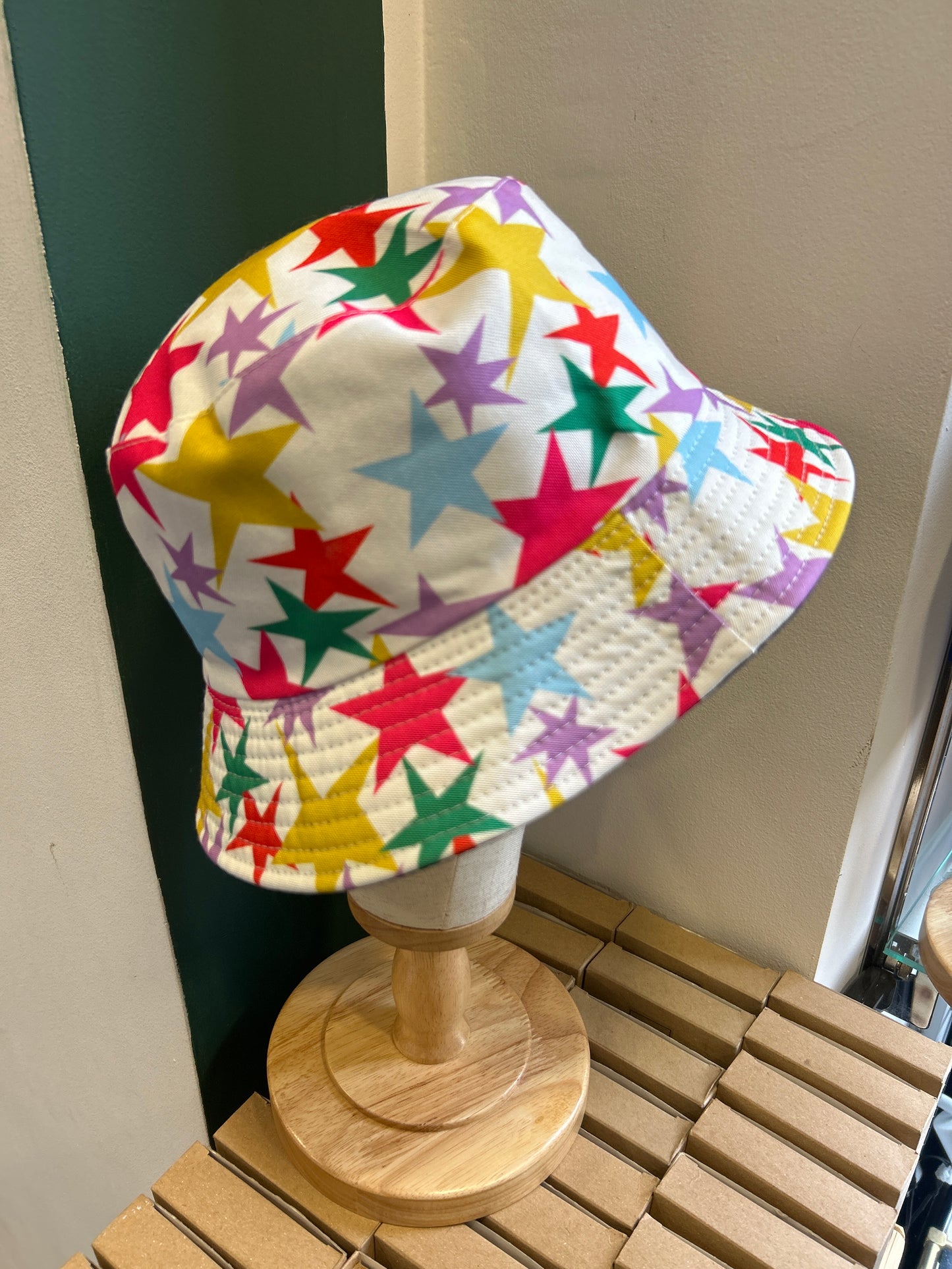 Cappello alla pescatora inglese in cotone bianco a fantasia con stelle reversibile - Shop In London