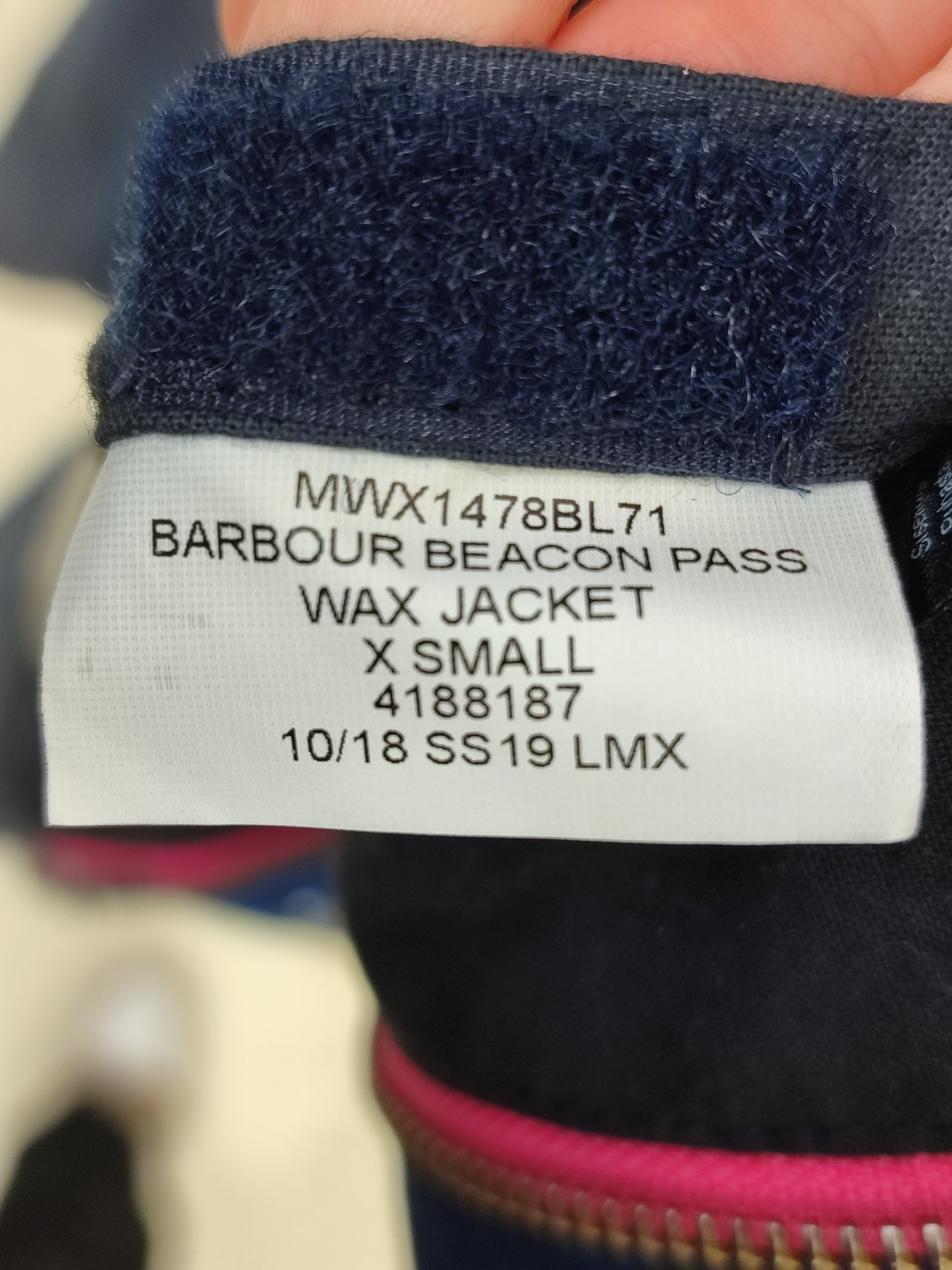 Giacca da uomo Barbour cerata blu corta con cappuccio XSmall-Man Beacon Pass Wax blue jacket