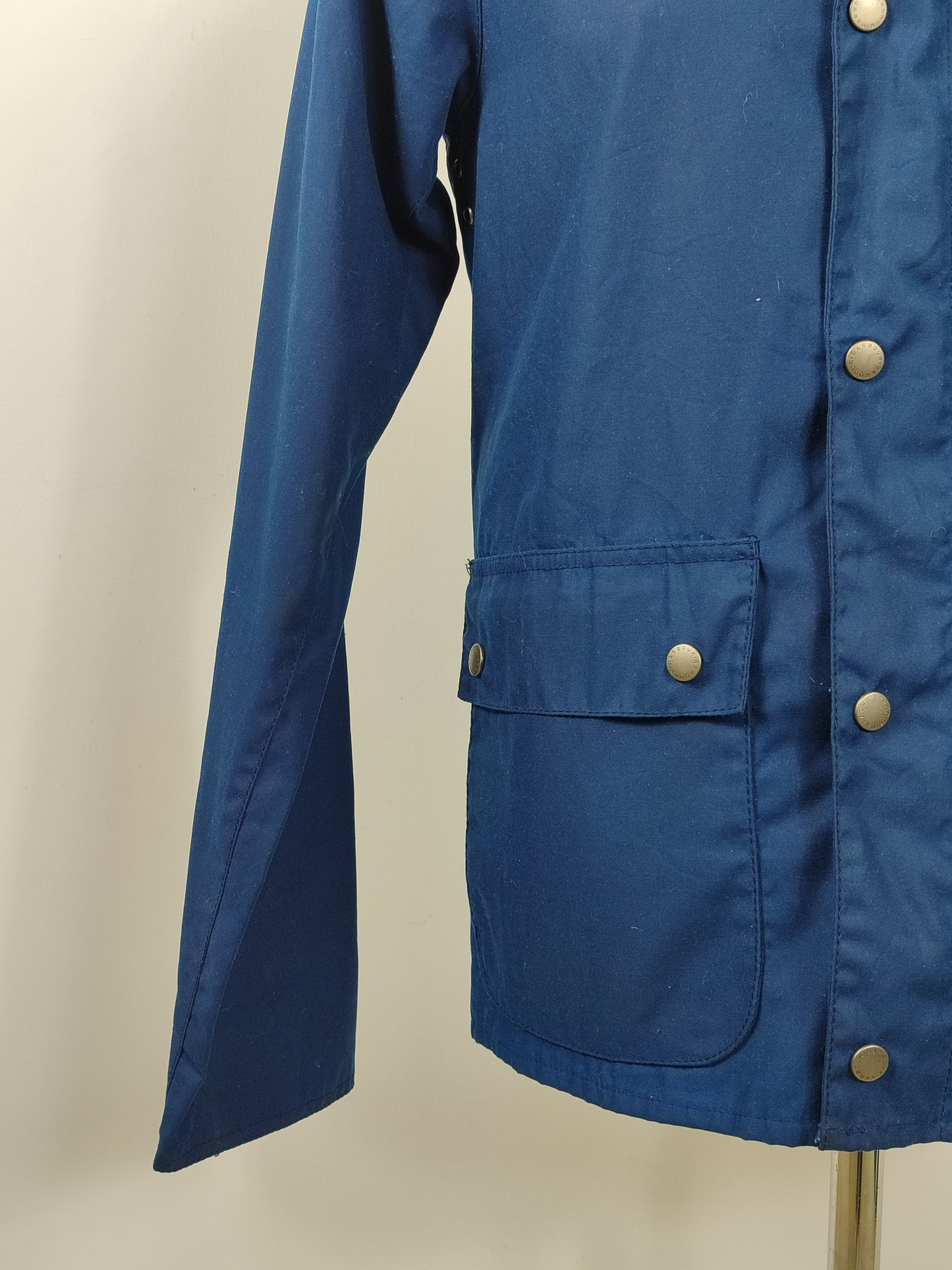 Giacca da uomo Barbour cerata blu corta con cappuccio XSmall-Man Beacon Pass Wax blue jacket
