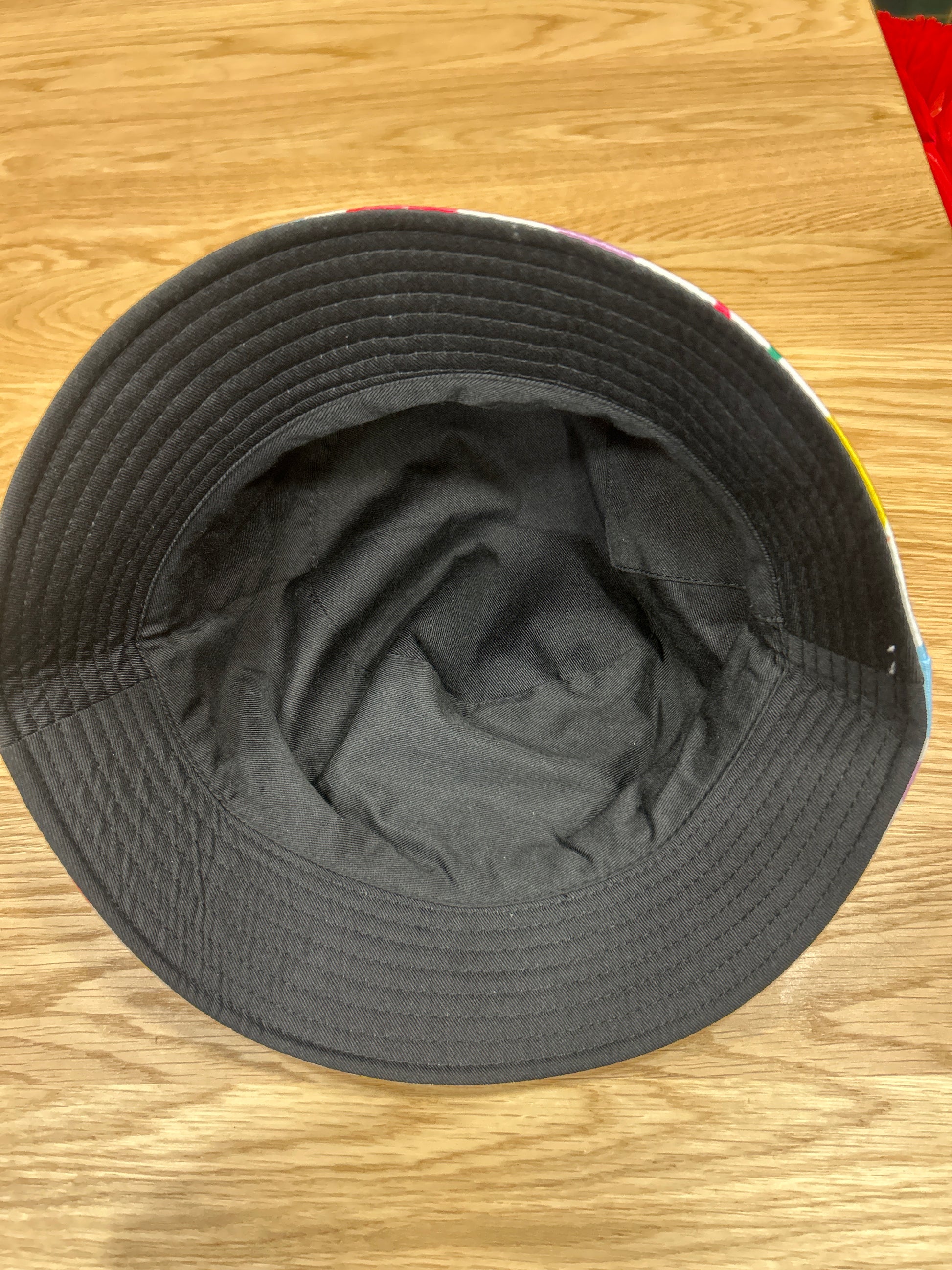 Cappello alla pescatora inglese in cotone bianco a fantasia con stelle reversibile - Shop In London