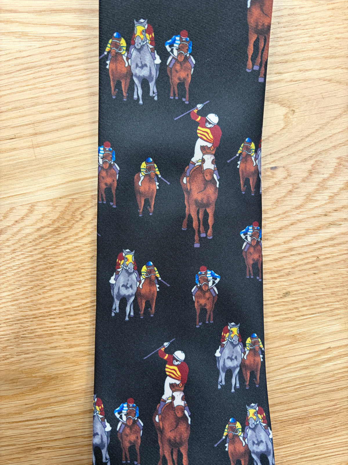 Cravatta inglese nera con giocatore di polo- English Black Horse racing Tie