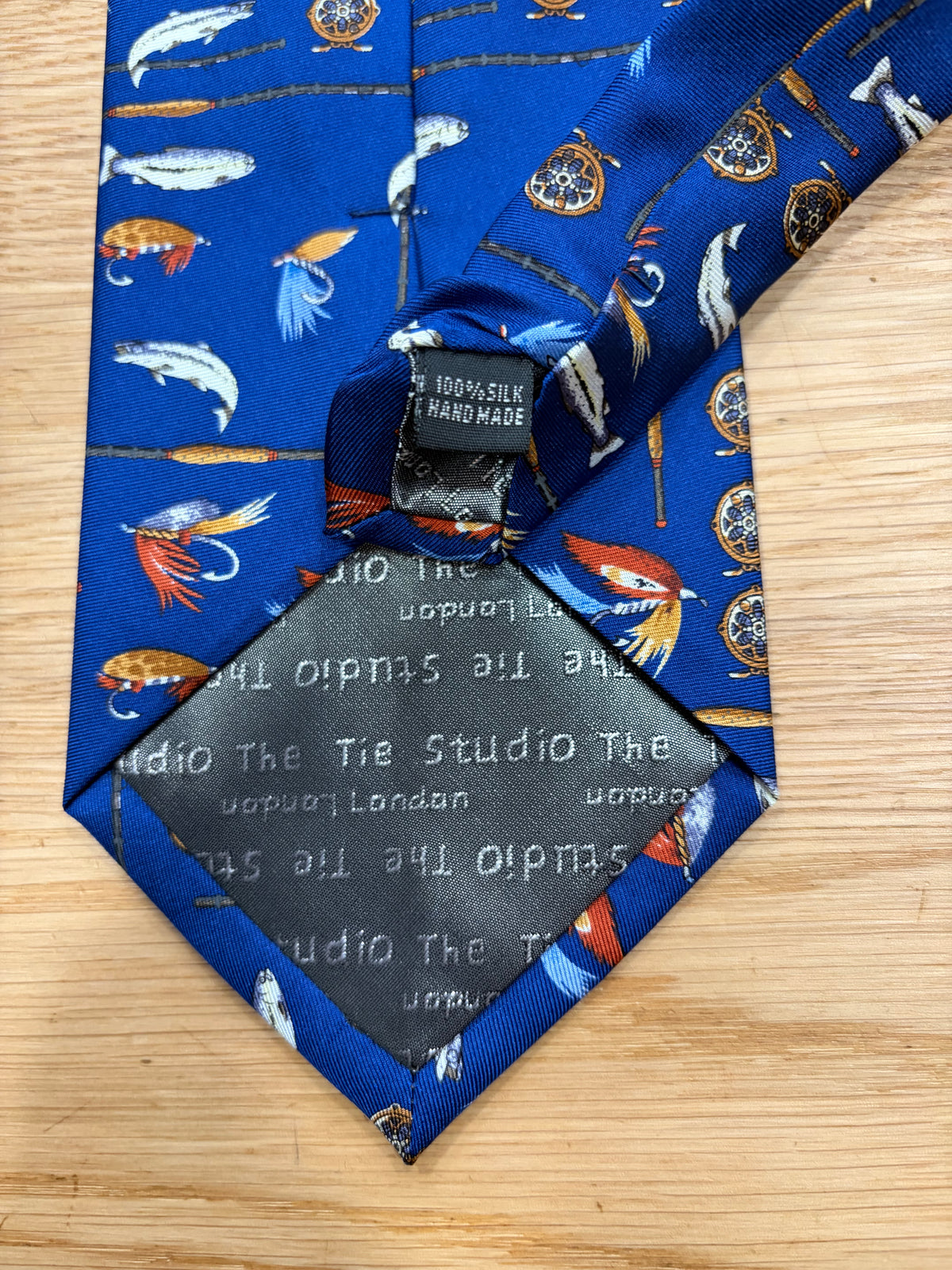 Cravatta inglese blu indigo in seta con scene di pesca- English Blue Fishing Silk Tie