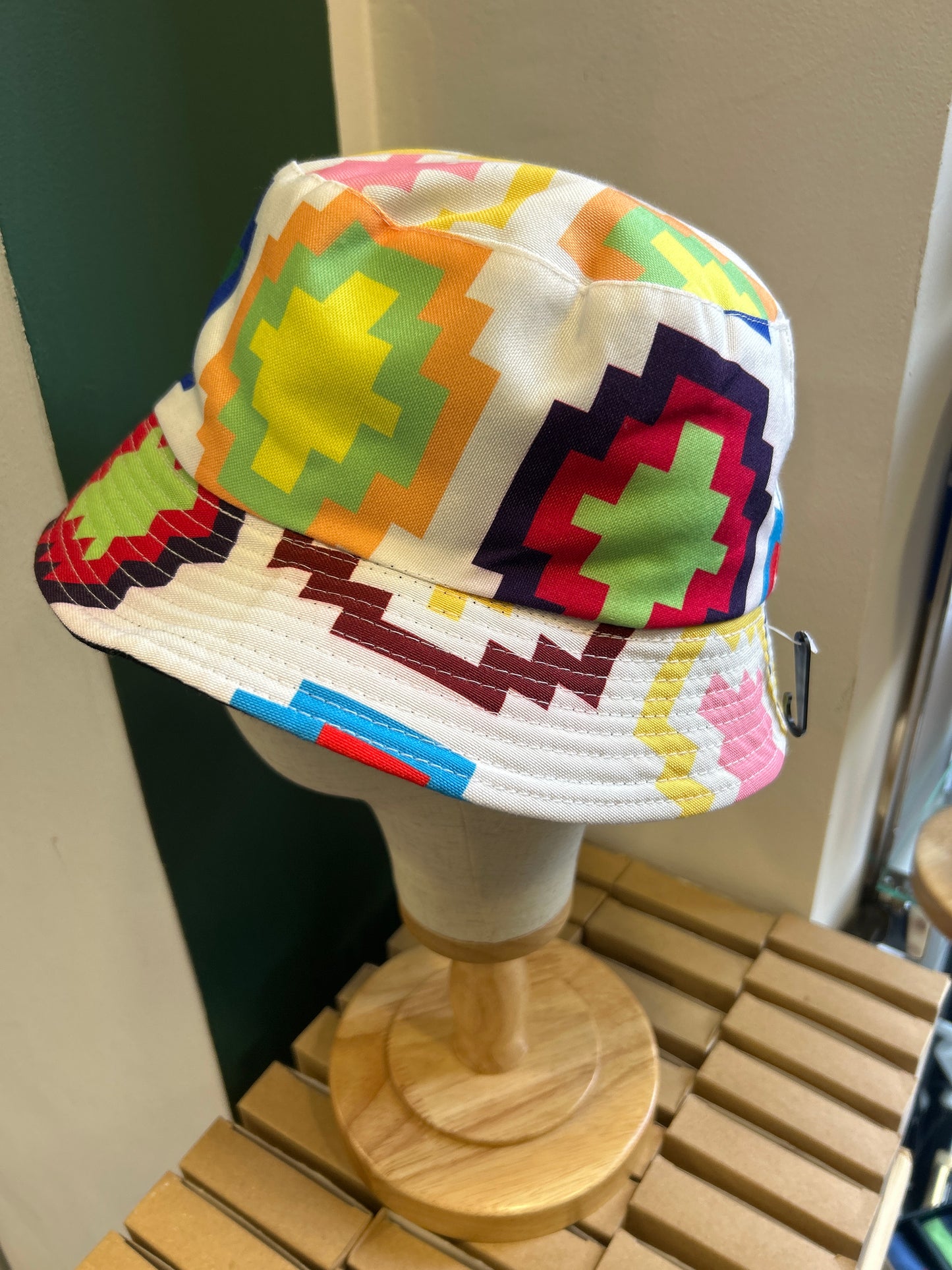 Cappello alla pescatora inglese in cotone bianco a fantasia reversibile - Shop In London