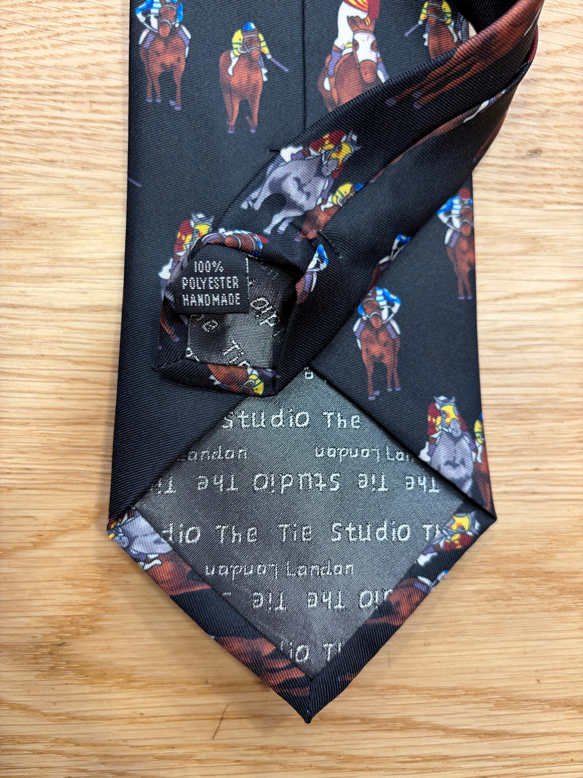 Cravatta inglese nera con giocatore di polo- English Black Horse racing Tie