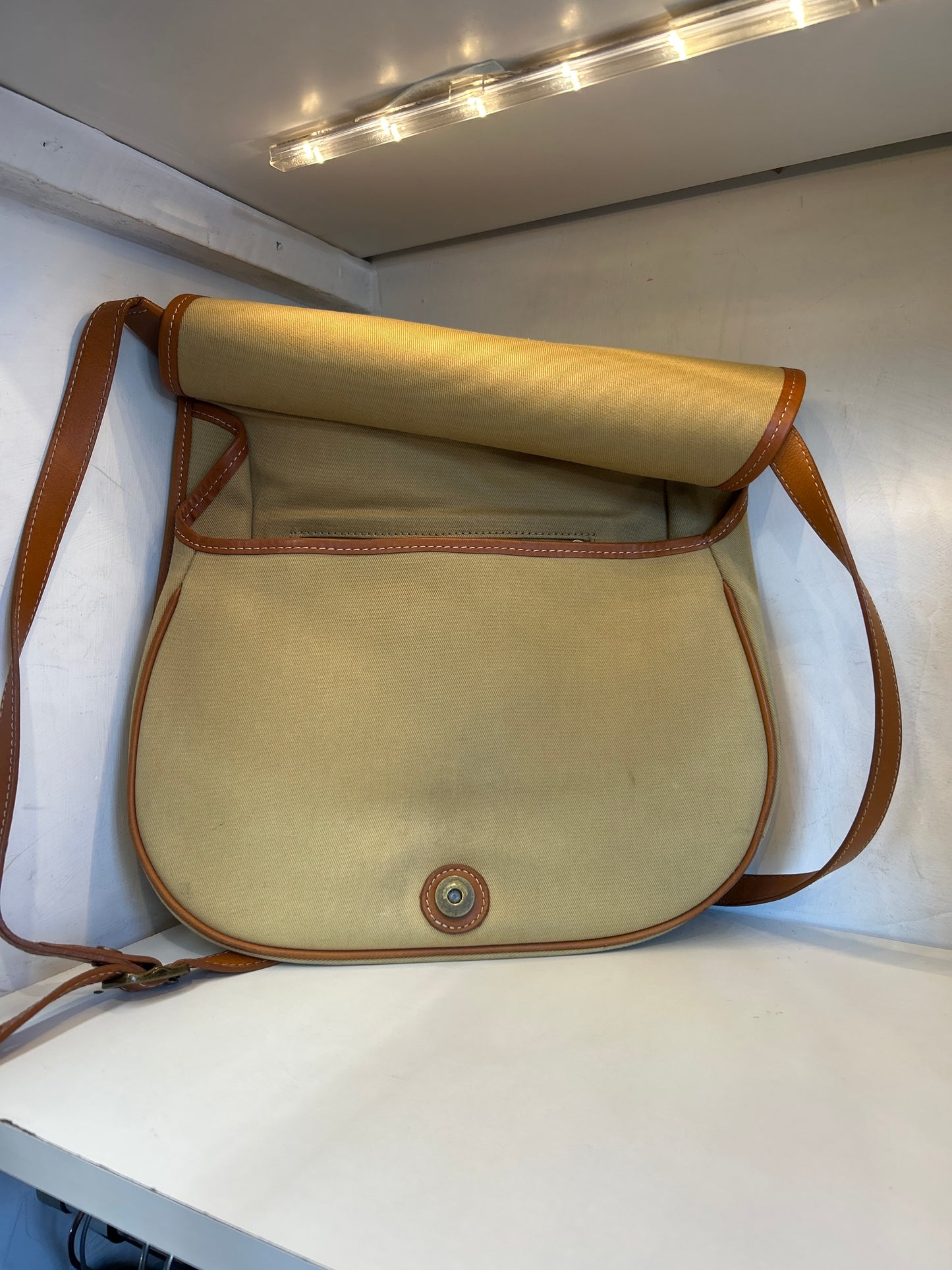 Borsa Barbour a tracolla beige con inserti in pelle