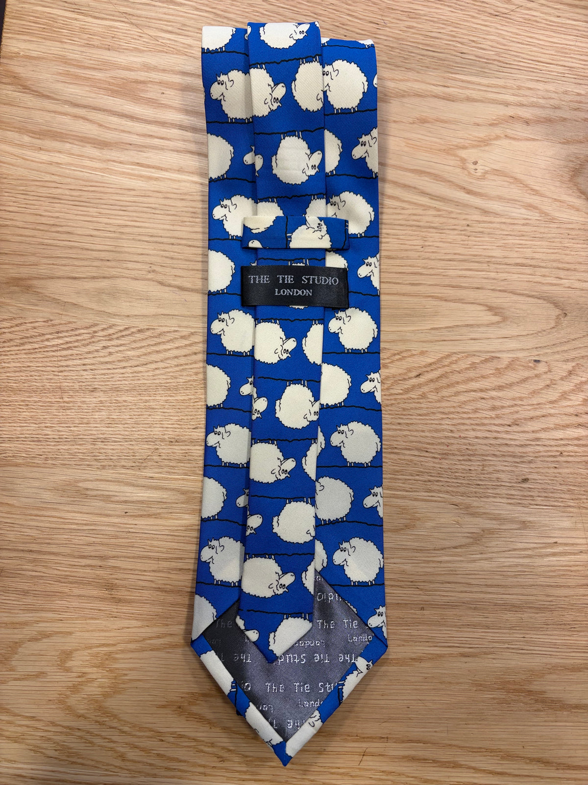 Cravatta inglese blu indigo con pecore Black Sheep - English Black Sheep Tie