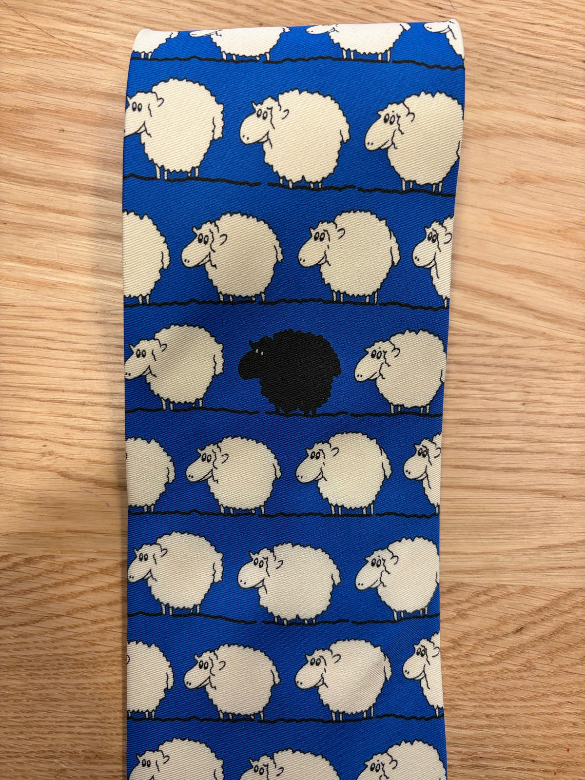 Cravatta inglese blu indigo con pecore Black Sheep - English Black Sheep Tie
