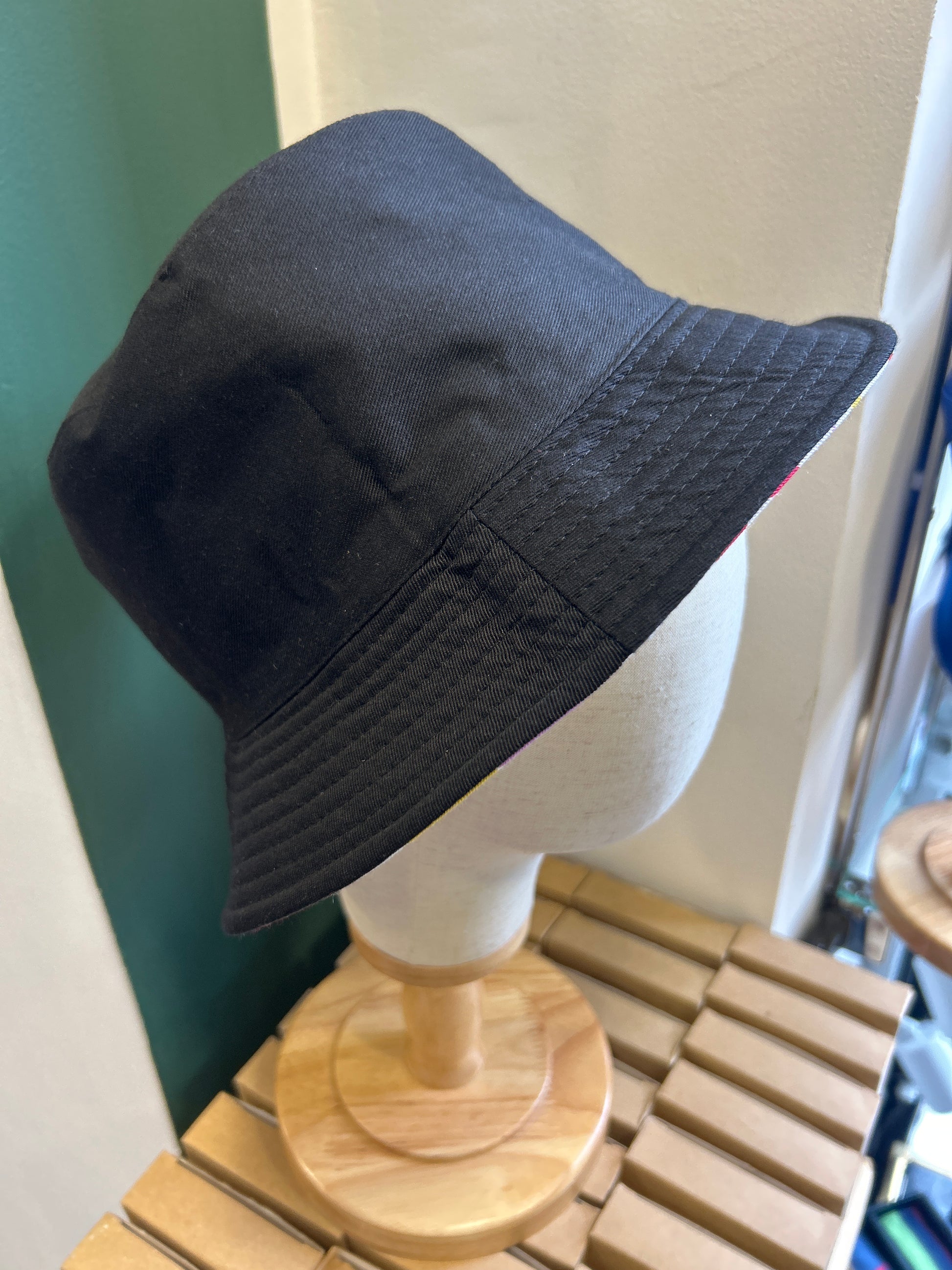Cappello alla pescatora inglese in cotone bianco a fantasia con stelle reversibile - Shop In London