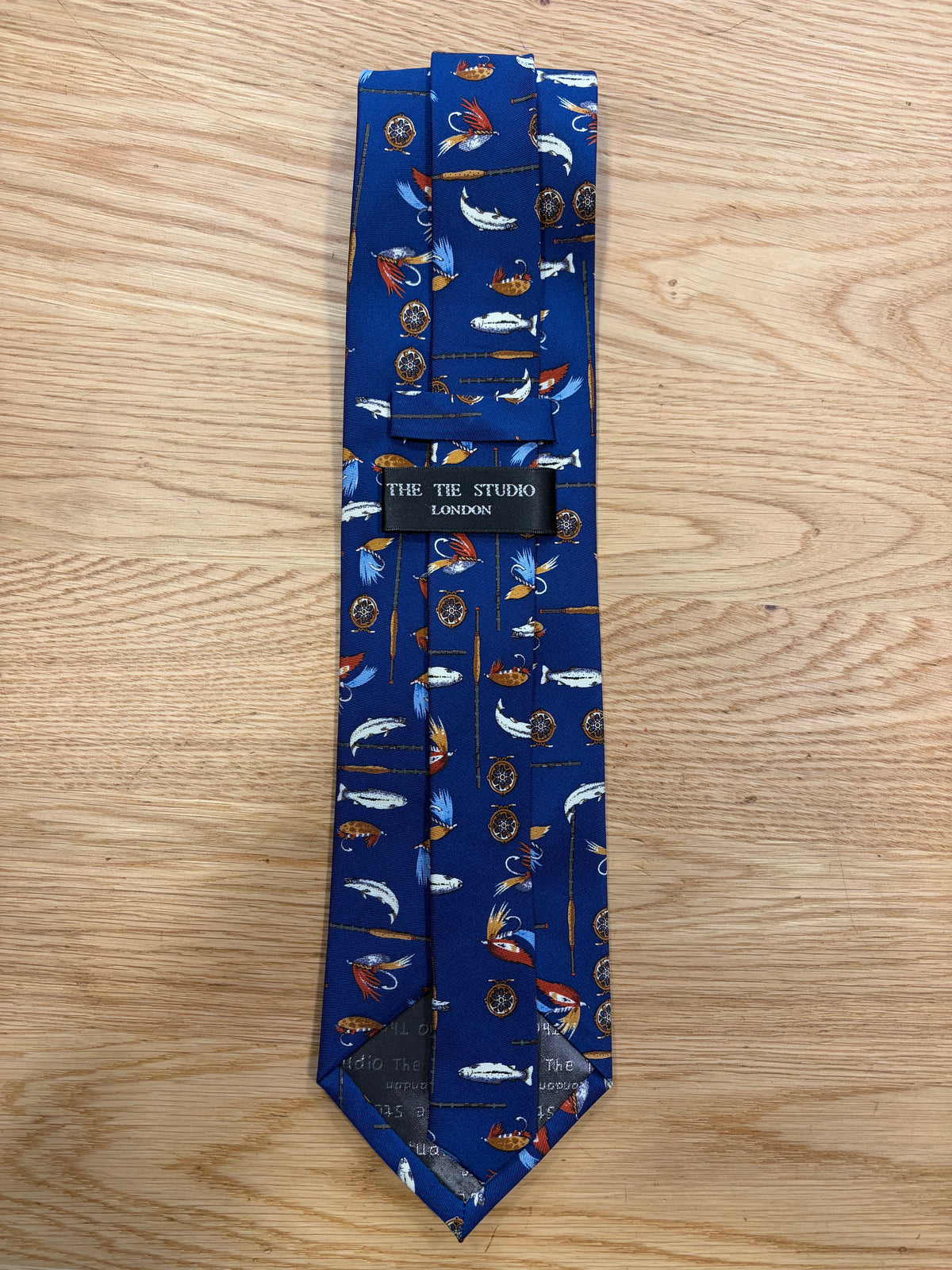 Cravatta inglese blu indigo in seta con scene di pesca- English Blue Fishing Silk Tie