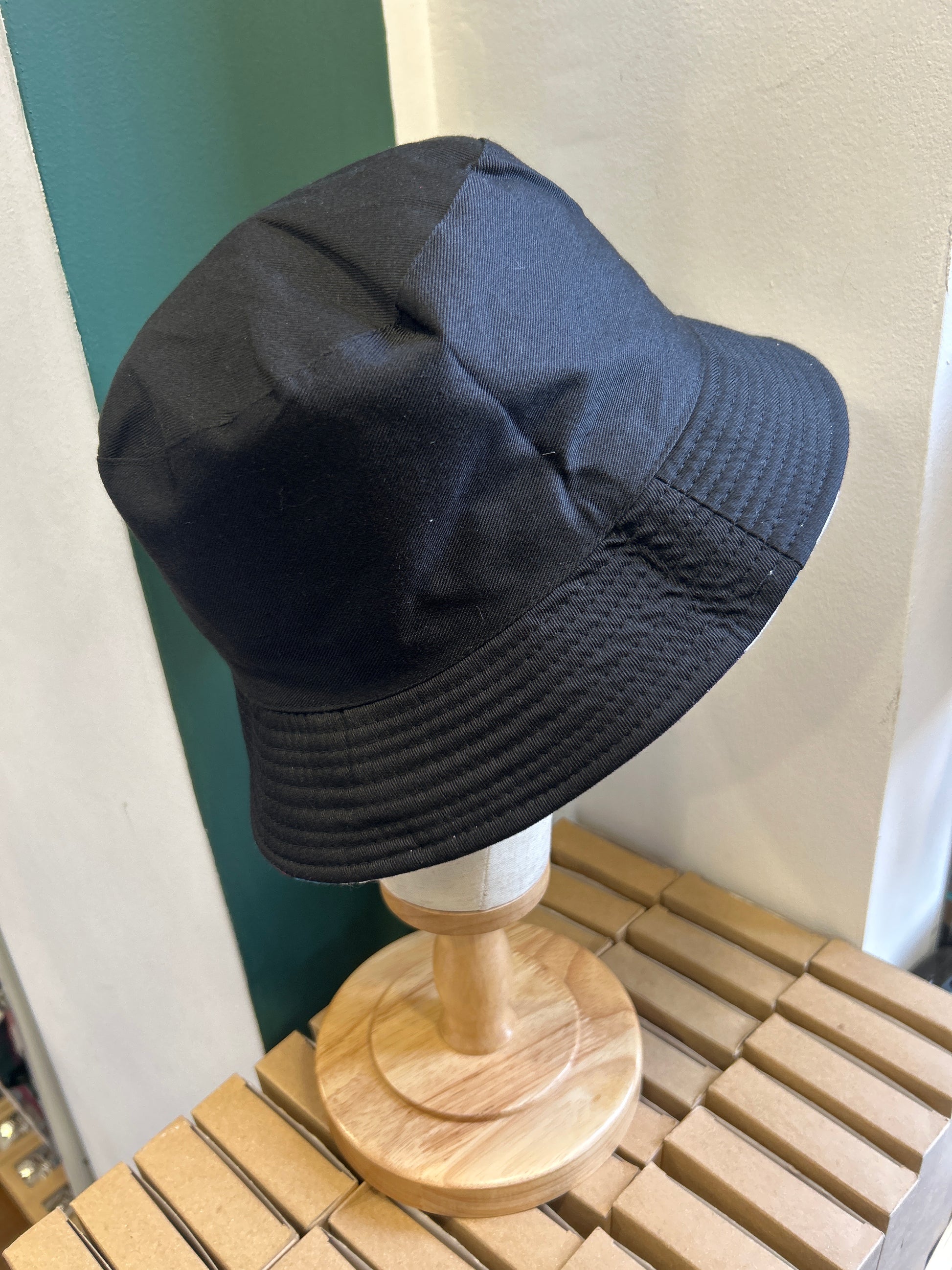 Cappello alla pescatora inglese in cotone bianco a fantasia reversibile - Shop In London