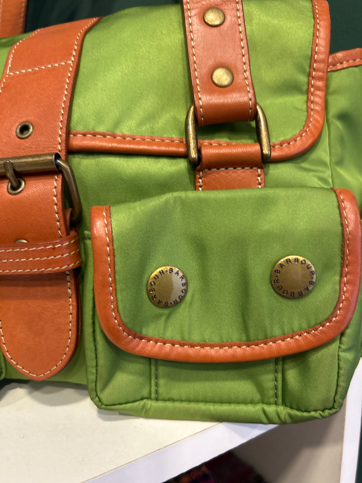Borsa Barbour verde con inserti in pelle