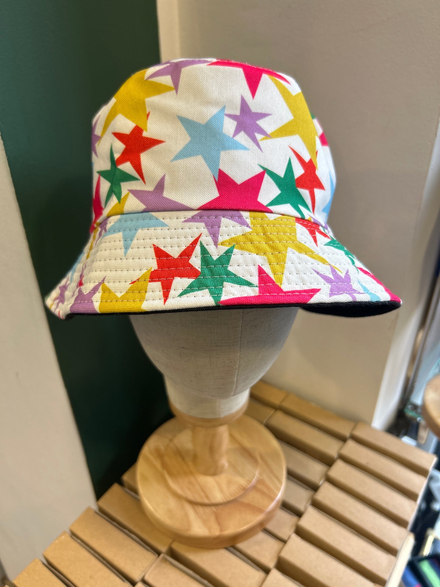 Cappello alla pescatora inglese in cotone bianco a fantasia con stelle reversibile - Shop In London