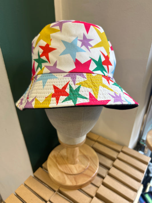 Cappello alla pescatora inglese in cotone bianco a fantasia con stelle reversibile - Shop In London