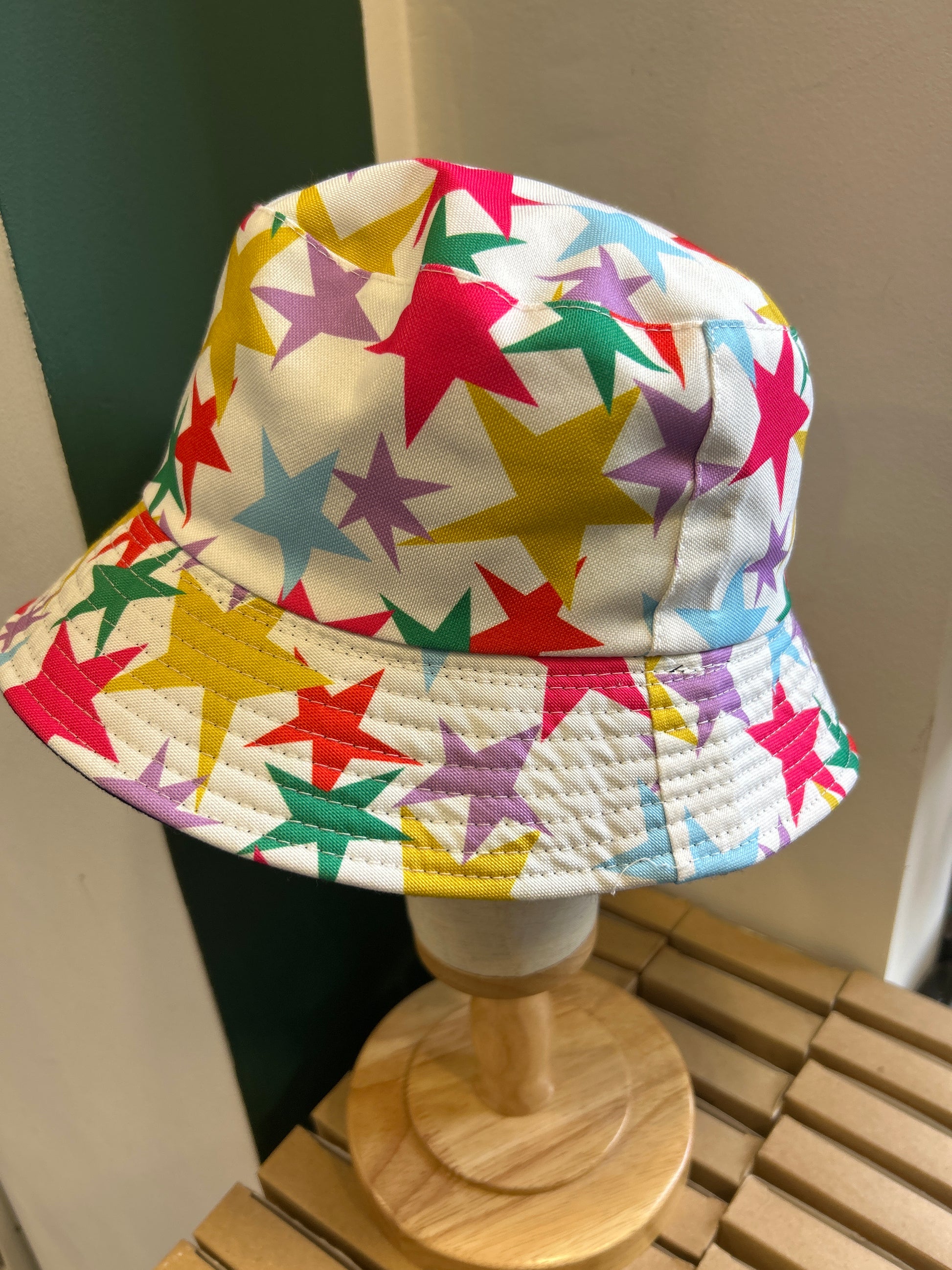 Cappello alla pescatora inglese in cotone bianco a fantasia con stelle reversibile - Shop In London