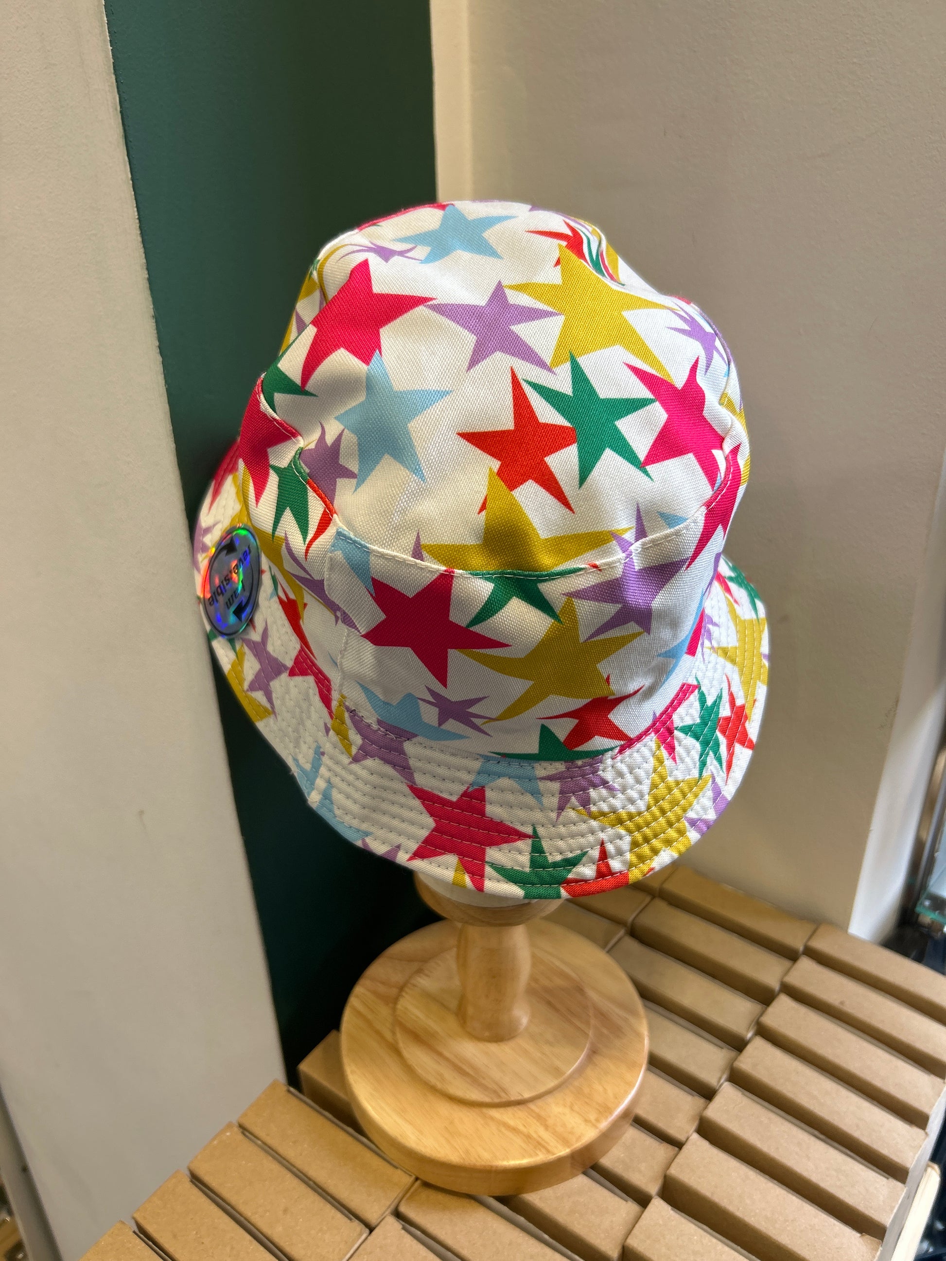 Cappello alla pescatora inglese in cotone bianco a fantasia con stelle reversibile - Shop In London