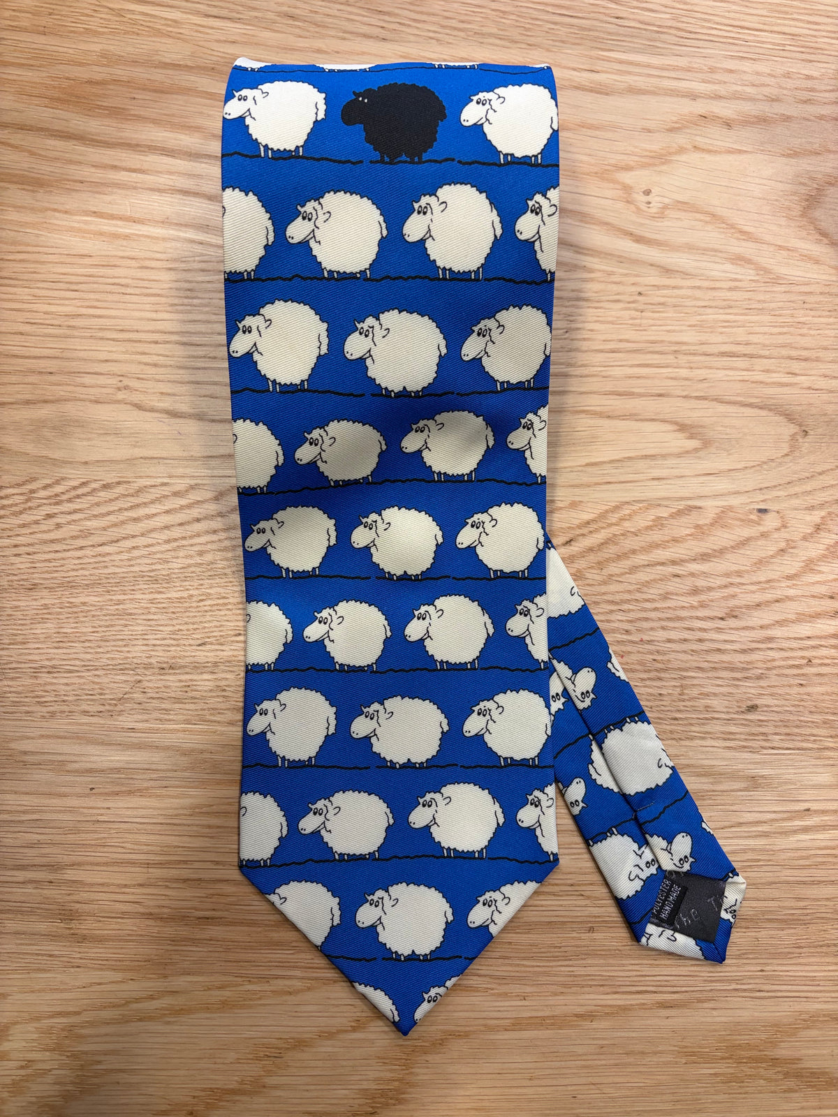 Cravatta inglese blu indigo con pecore Black Sheep - English Black Sheep Tie