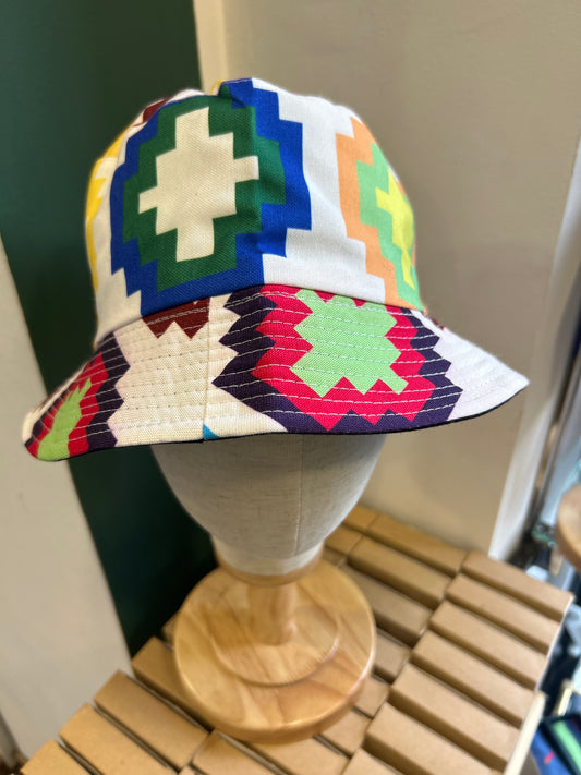 Cappello alla pescatora inglese in cotone bianco a fantasia reversibile - Shop In London