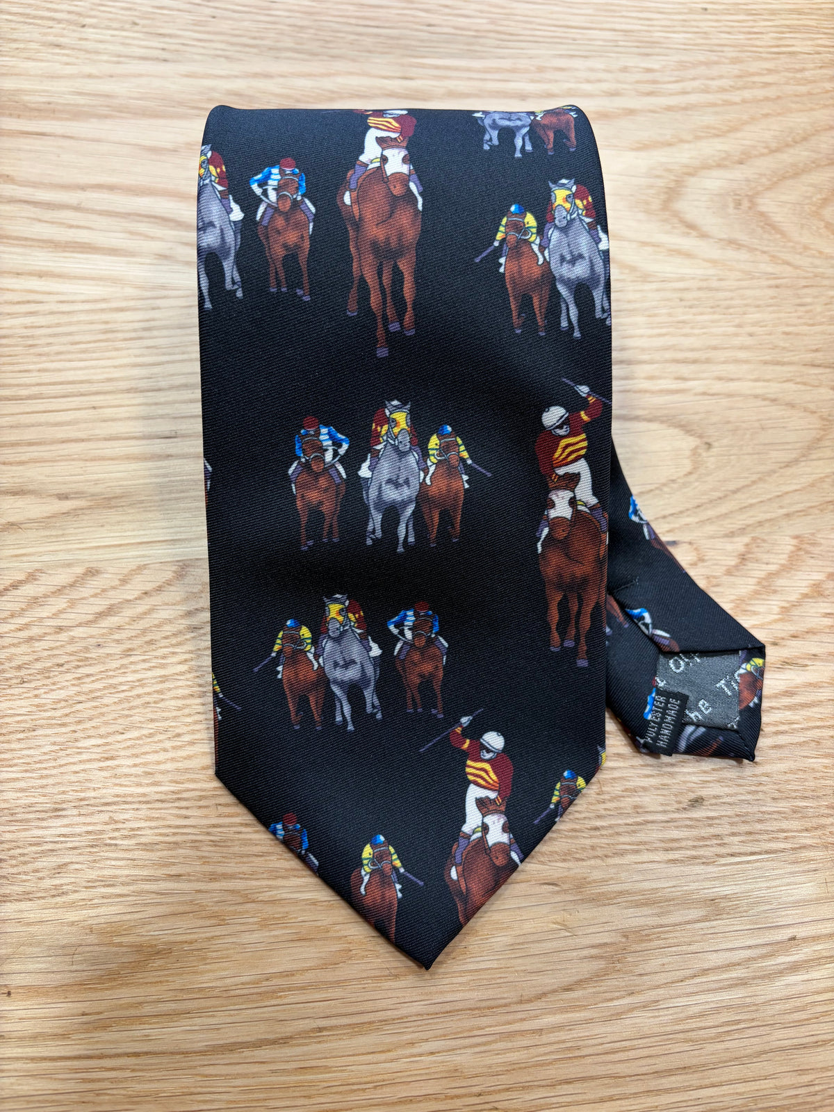 Cravatta inglese nera con giocatore di polo- English Black Horse racing Tie