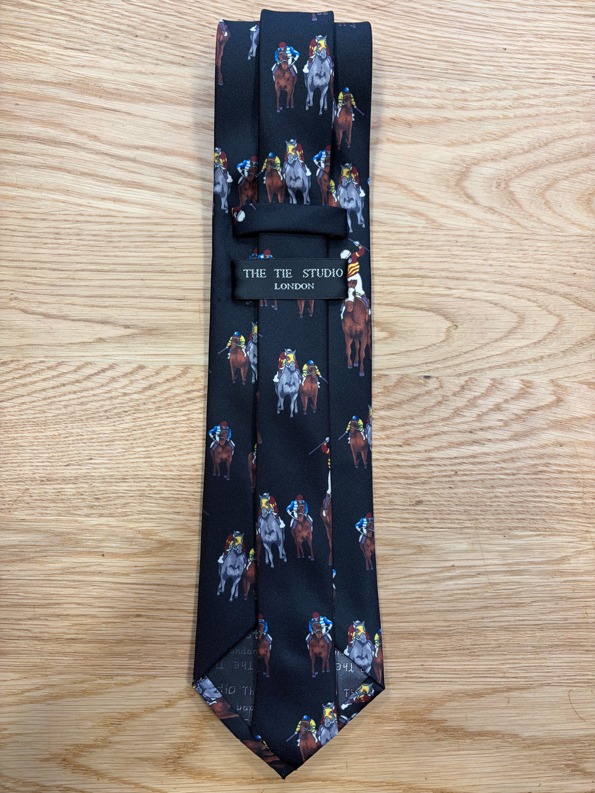 Cravatta inglese nera con giocatore di polo- English Black Horse racing Tie
