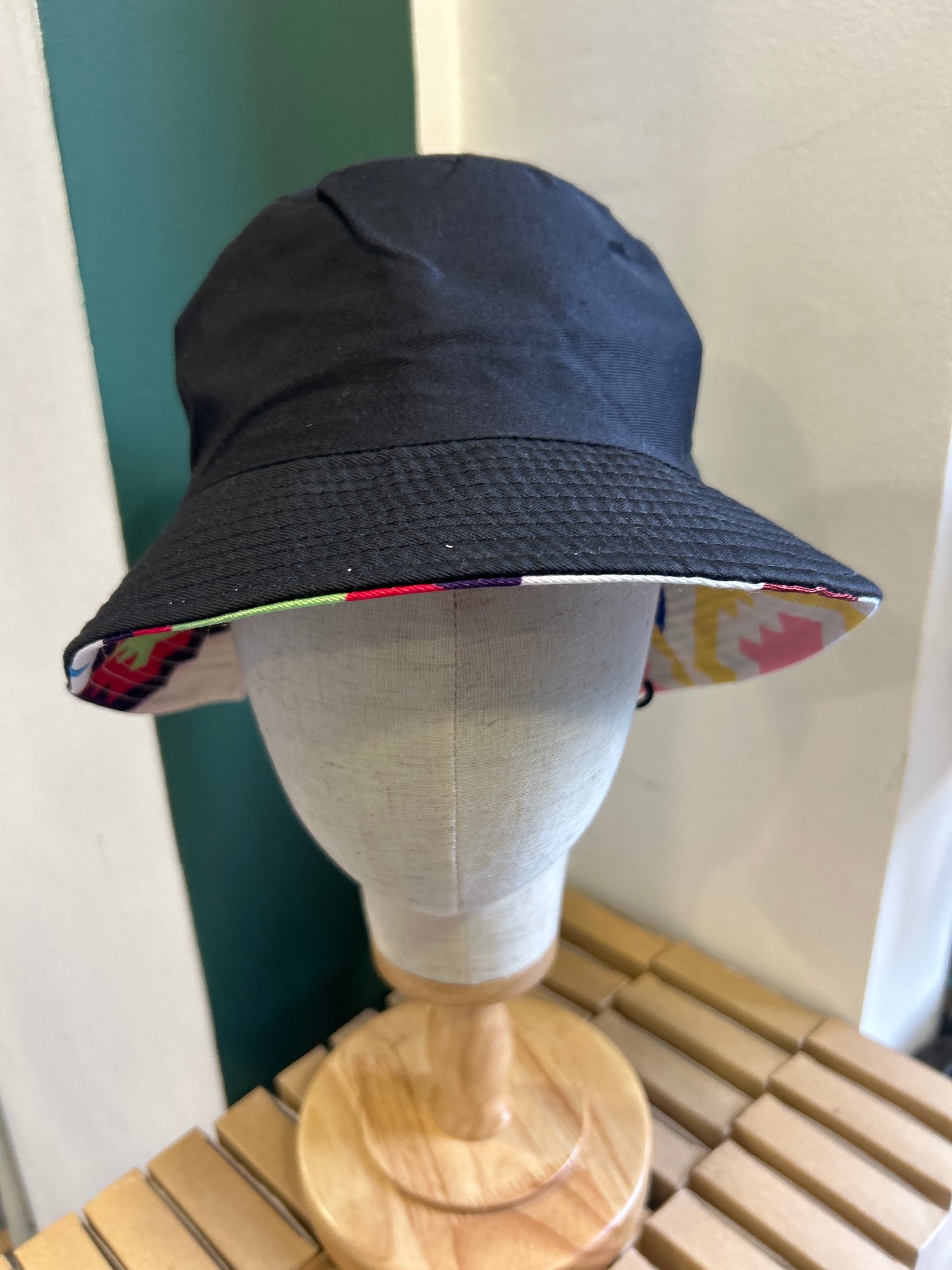 Cappello alla pescatora inglese in cotone bianco a fantasia reversibile - Shop In London