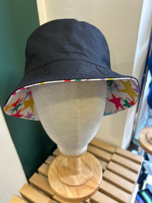 Cappello alla pescatora inglese in cotone bianco a fantasia con stelle reversibile - Shop In London