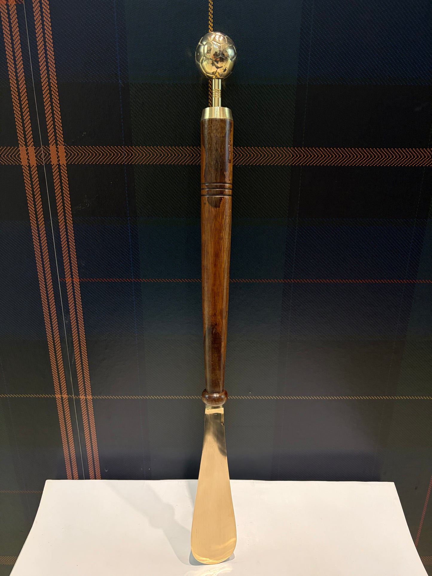 Calzascarpe in legno impugnatura con palla da calcio