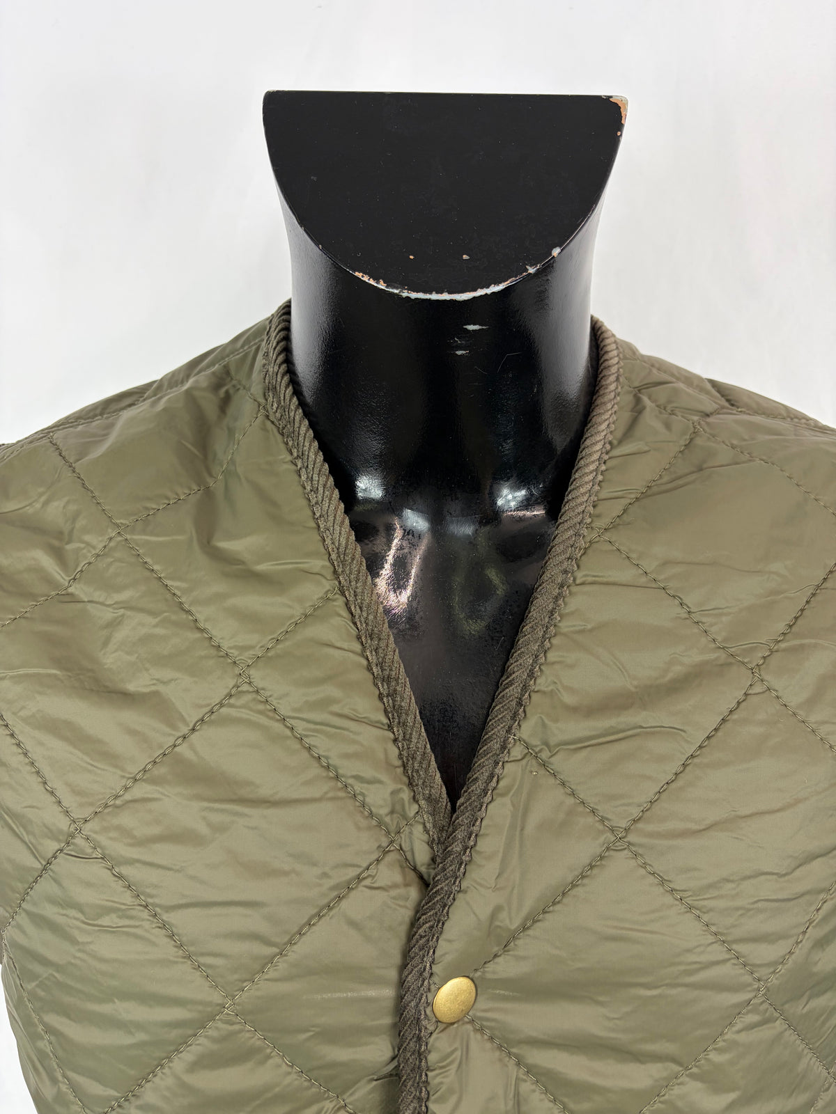 Gilet nuovo trapuntato verde by Shop in London con bordino in velluto