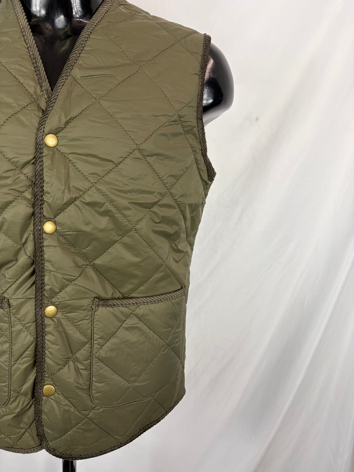 Gilet nuovo trapuntato verde by Shop in London con bordino in velluto