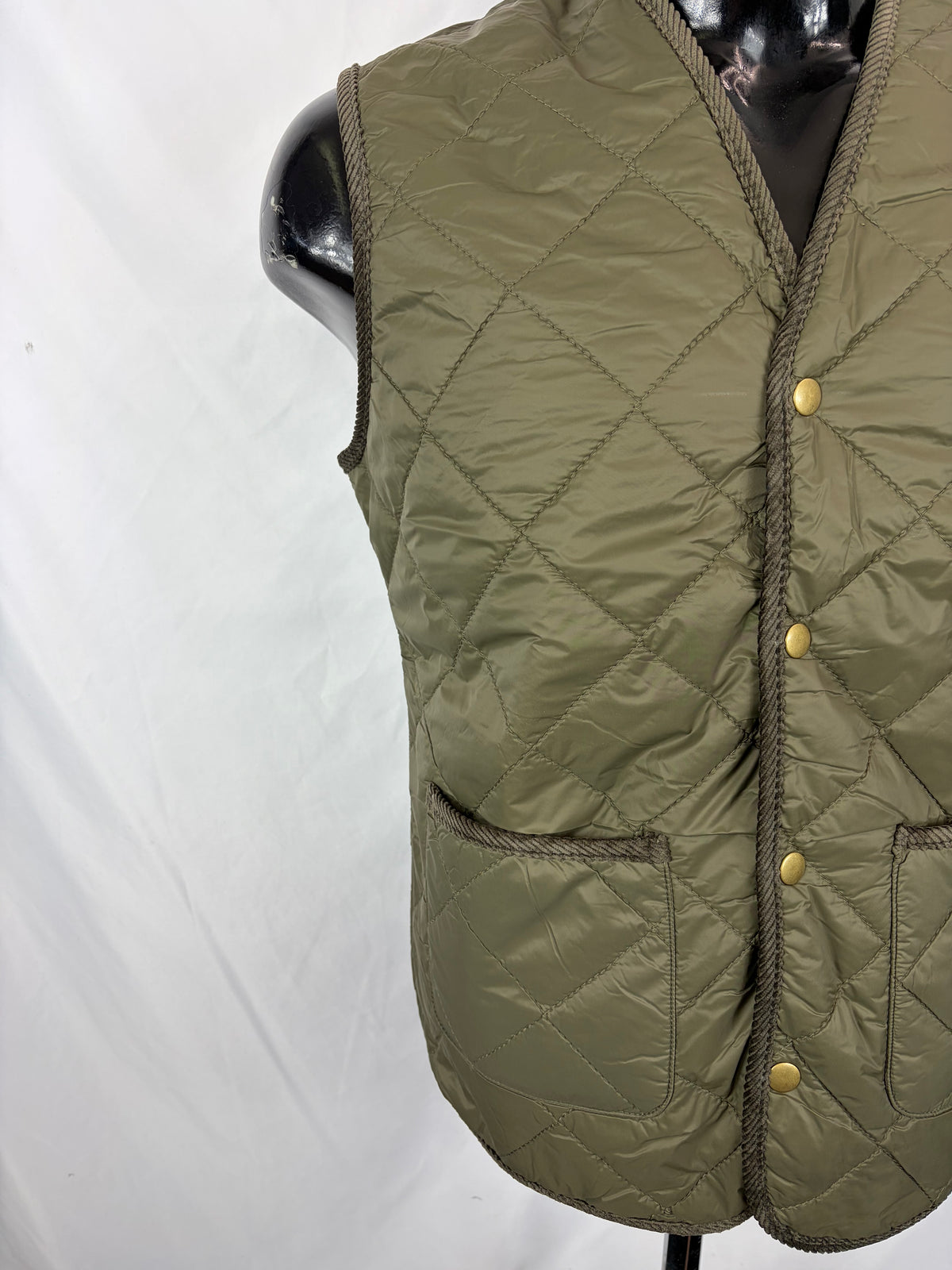 Gilet nuovo trapuntato verde by Shop in London con bordino in velluto