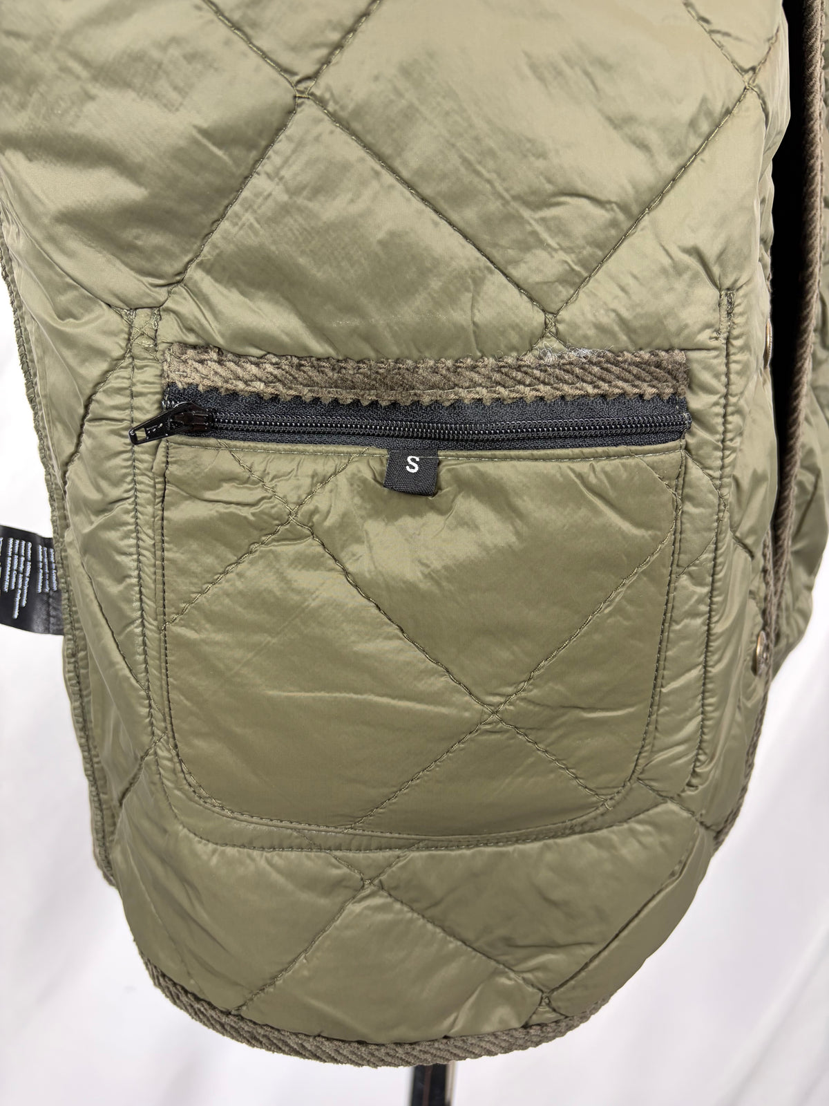 Gilet nuovo trapuntato verde by Shop in London con bordino in velluto