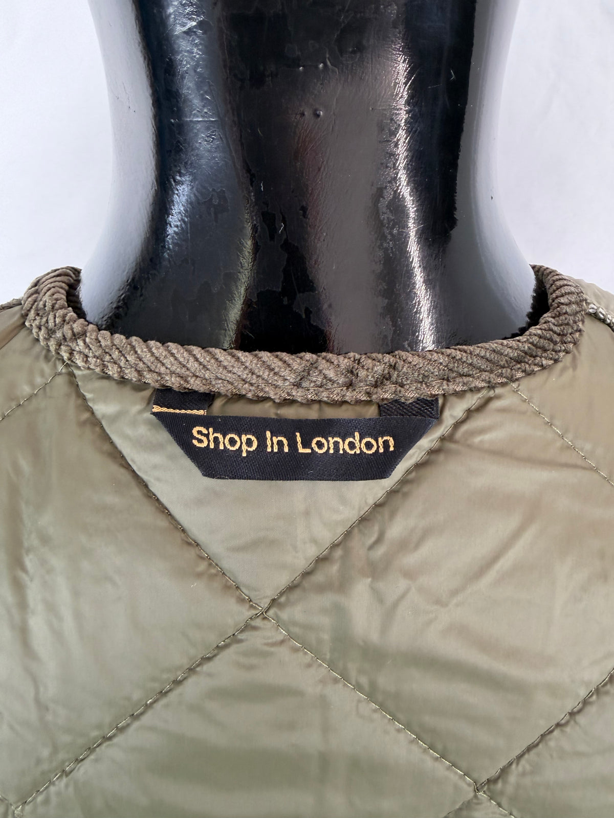 Gilet nuovo trapuntato verde by Shop in London con bordino in velluto