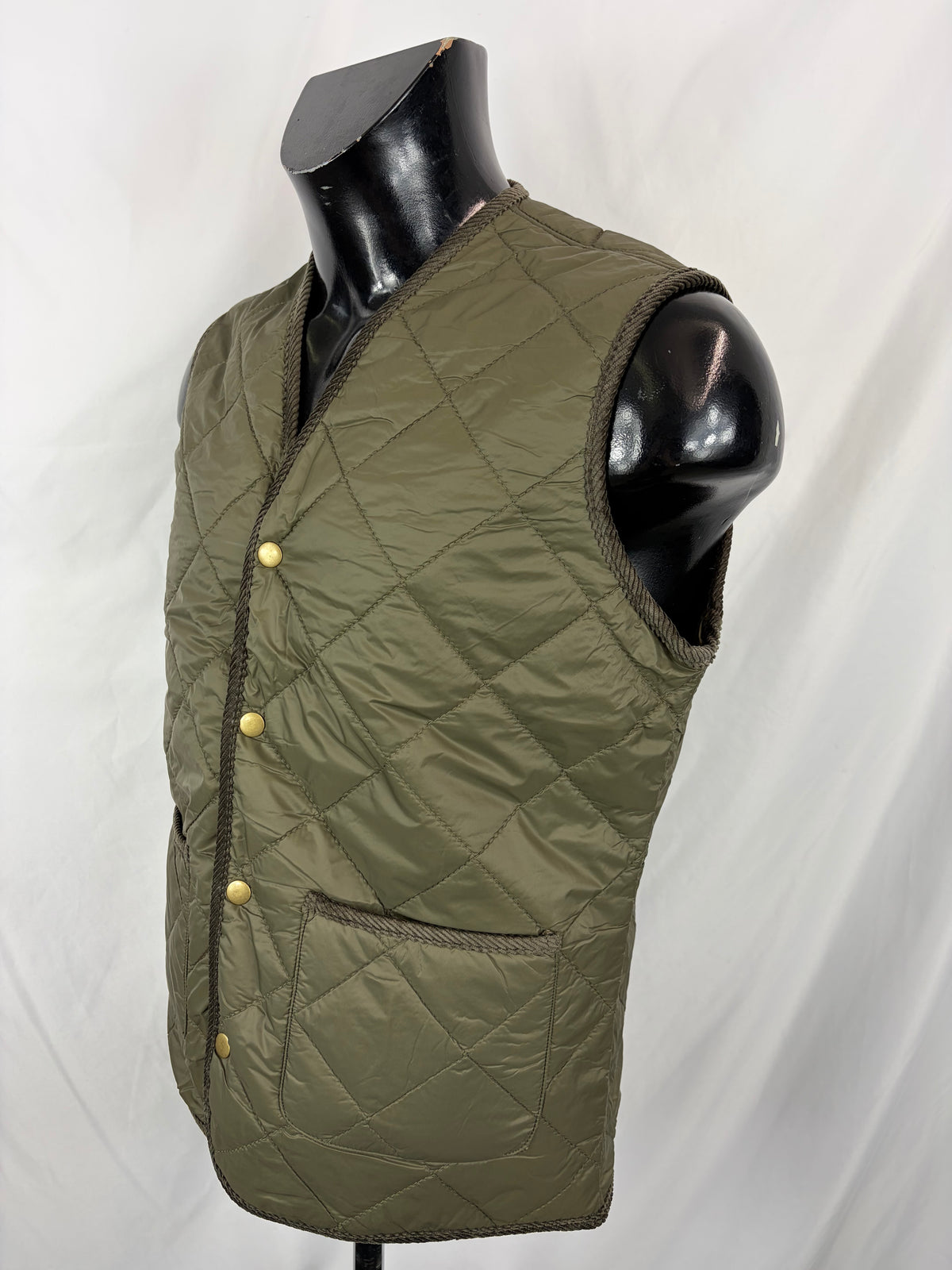 Gilet nuovo trapuntato verde by Shop in London con bordino in velluto