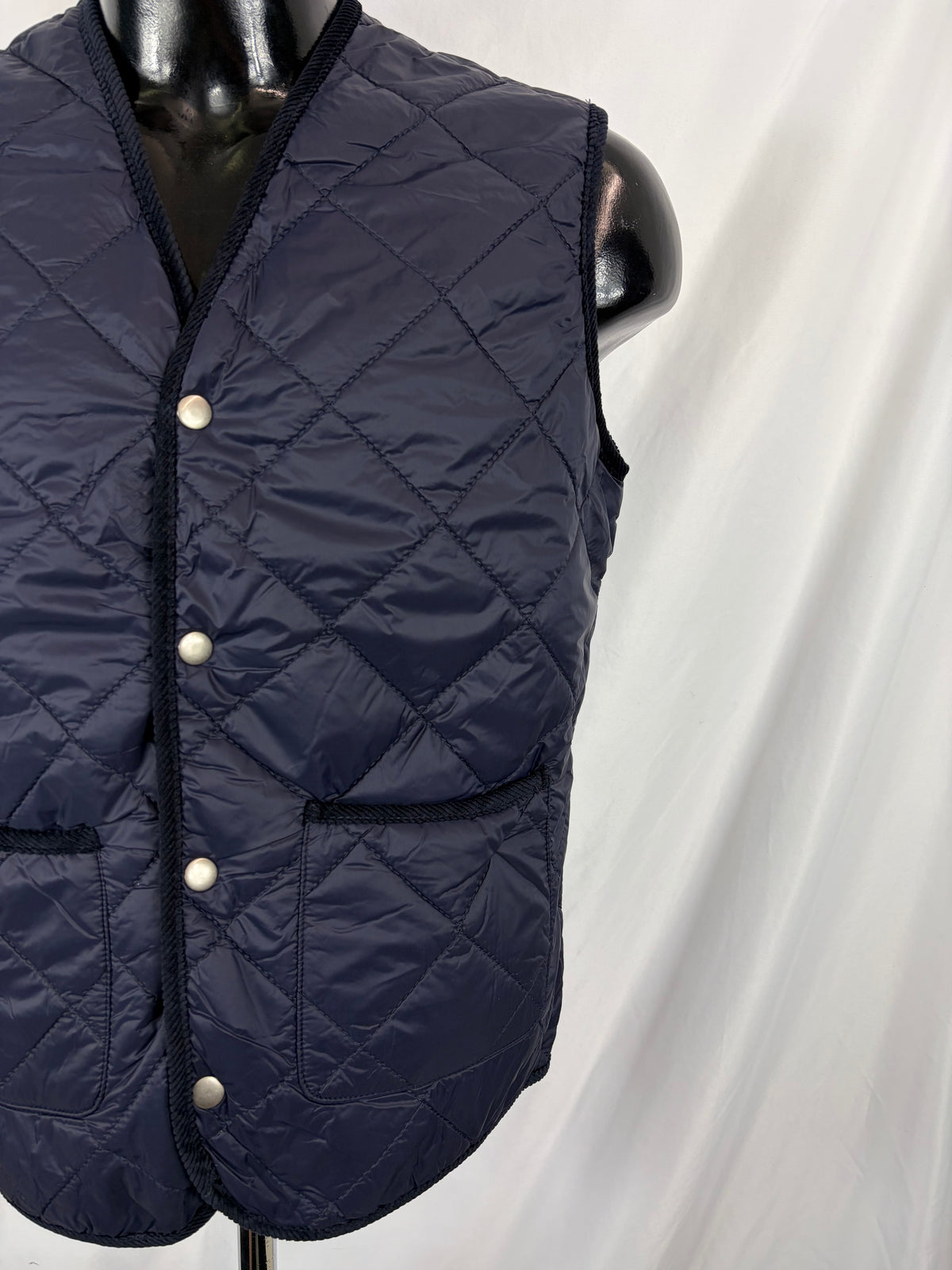 Gilet nuovo trapuntato blu by Shop in London con bordino in velluto
