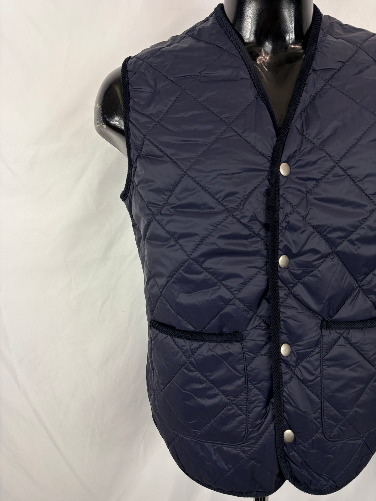 Gilet nuovo trapuntato blu by Shop in London con bordino in velluto