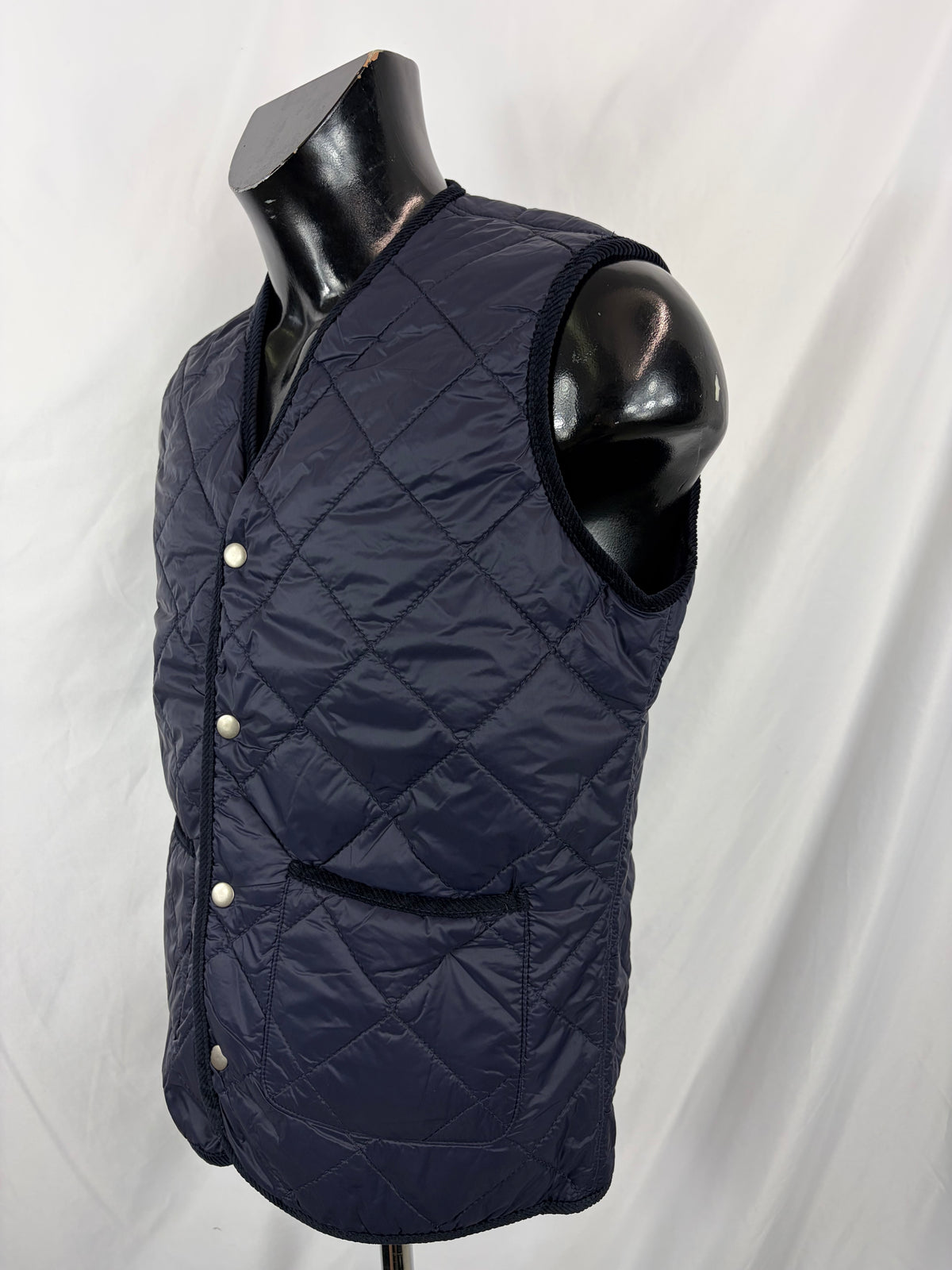 Gilet nuovo trapuntato blu by Shop in London con bordino in velluto