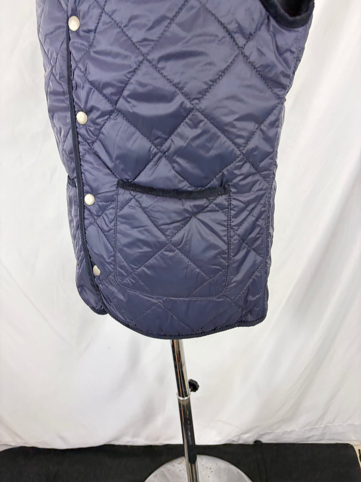 Gilet nuovo trapuntato blu by Shop in London con bordino in velluto