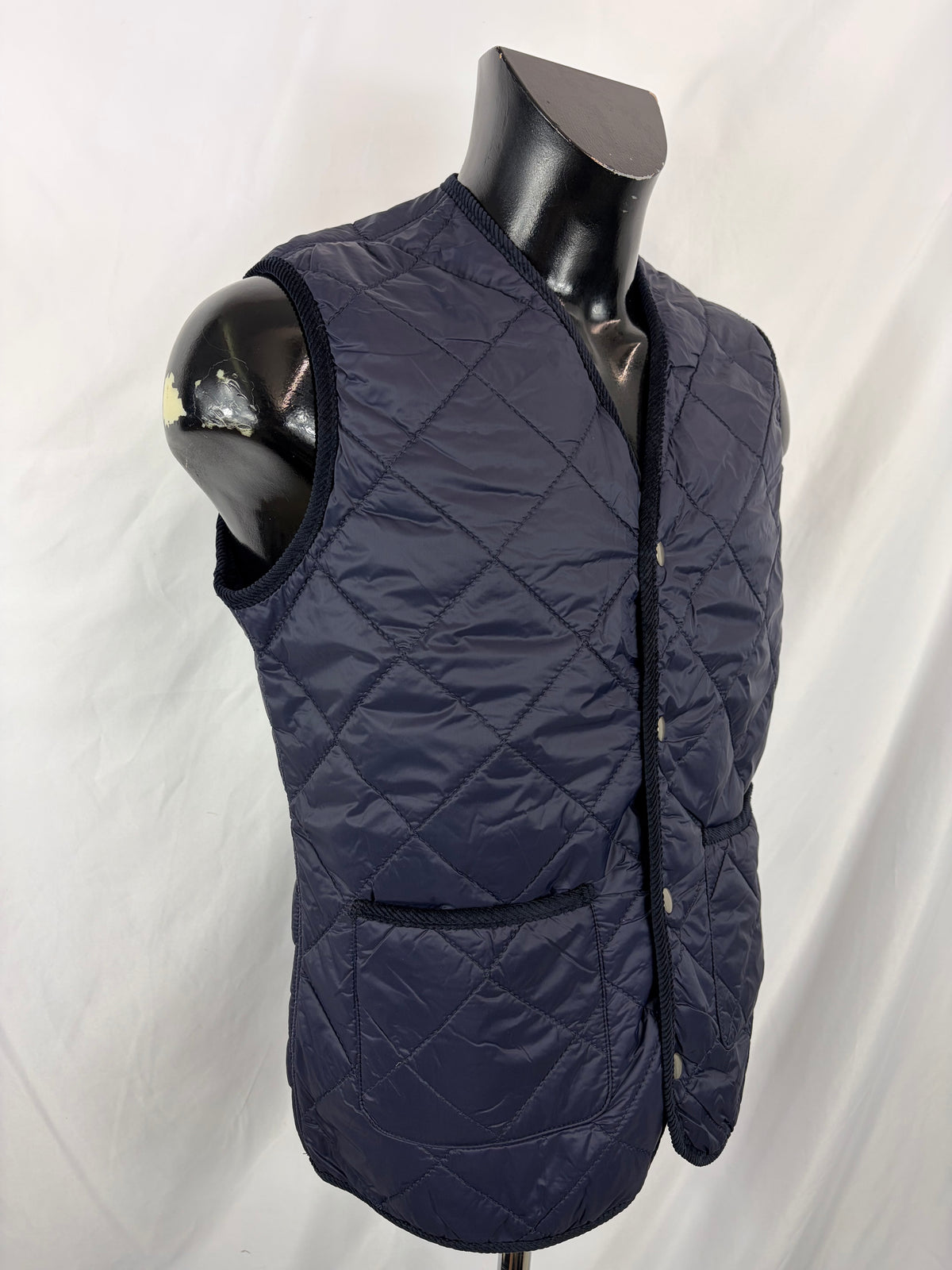 Gilet nuovo trapuntato blu by Shop in London con bordino in velluto