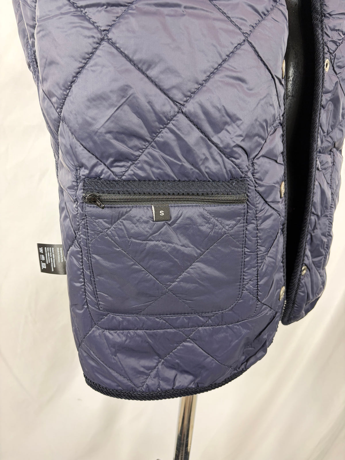 Gilet nuovo trapuntato blu by Shop in London con bordino in velluto